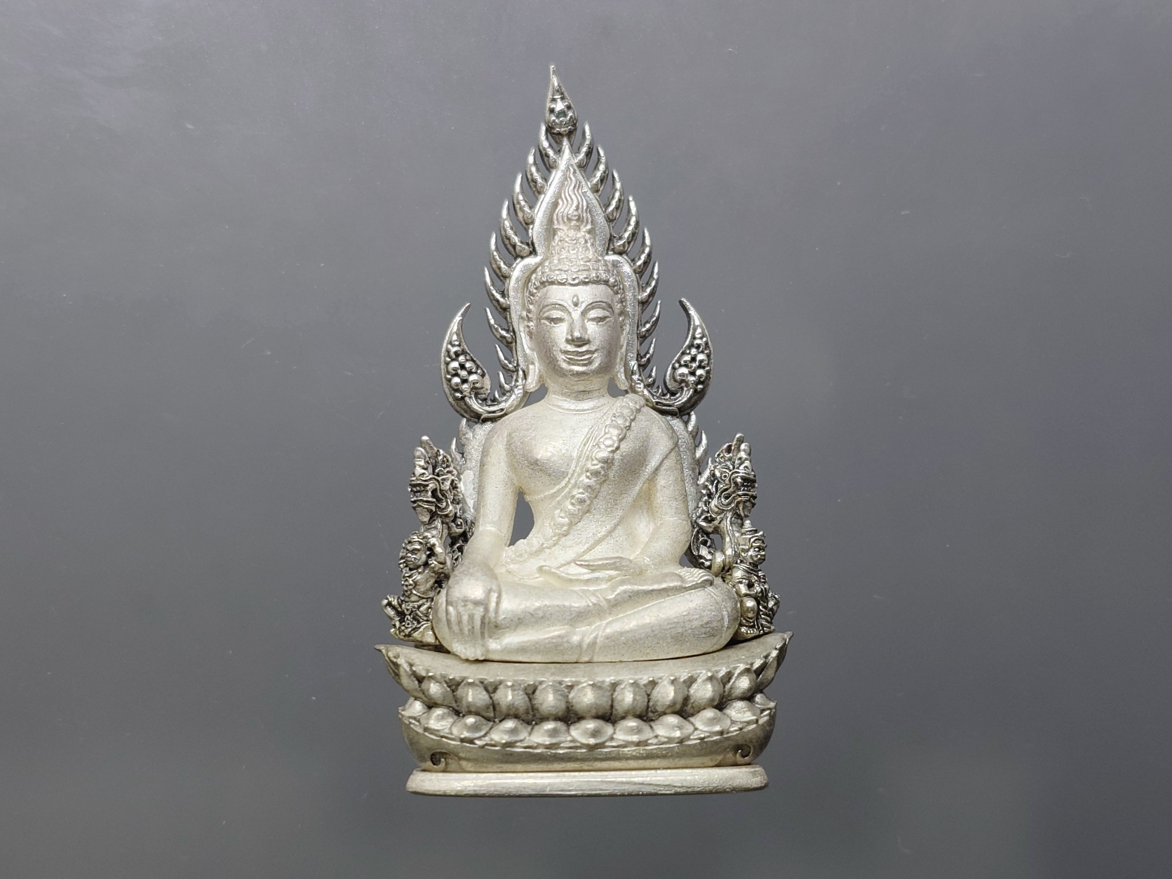 พระพุทธชินราช รุ่นจอมราชันย์ พิมพ์ลอยองค์ฉลุ เนื้อเงิน วัดพระศรีรัตนมหาธาตุ พิษณุโลก ปี2555 พร้อมกล่องเดิม