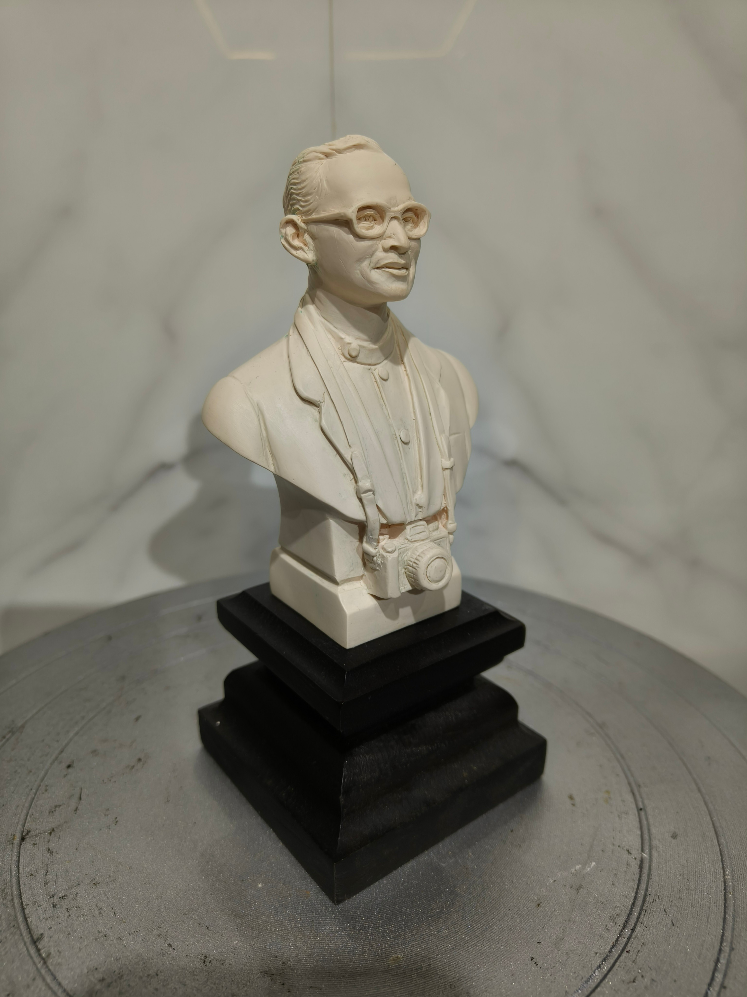 พระบรมรูปหล่อ ในหลวง รัชกาลที่ 9 ร.9 รุ่น ทรงงาน ขนาดเล็ก