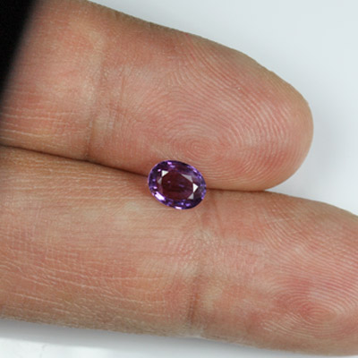 **ขายแล้ว**แซปไฟร์สีม่วง (Violet Sapphire) 0.72 กะรัต สีม่วงอมน้ำเงิน รูปไข่ พลอยสด
