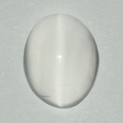 มูนสโตนตาแมว หรือ มุกดาหารตาแมว (Cat's eye Moonstone) 3.02 กะรัต สีขาว เนียน น่ารัก