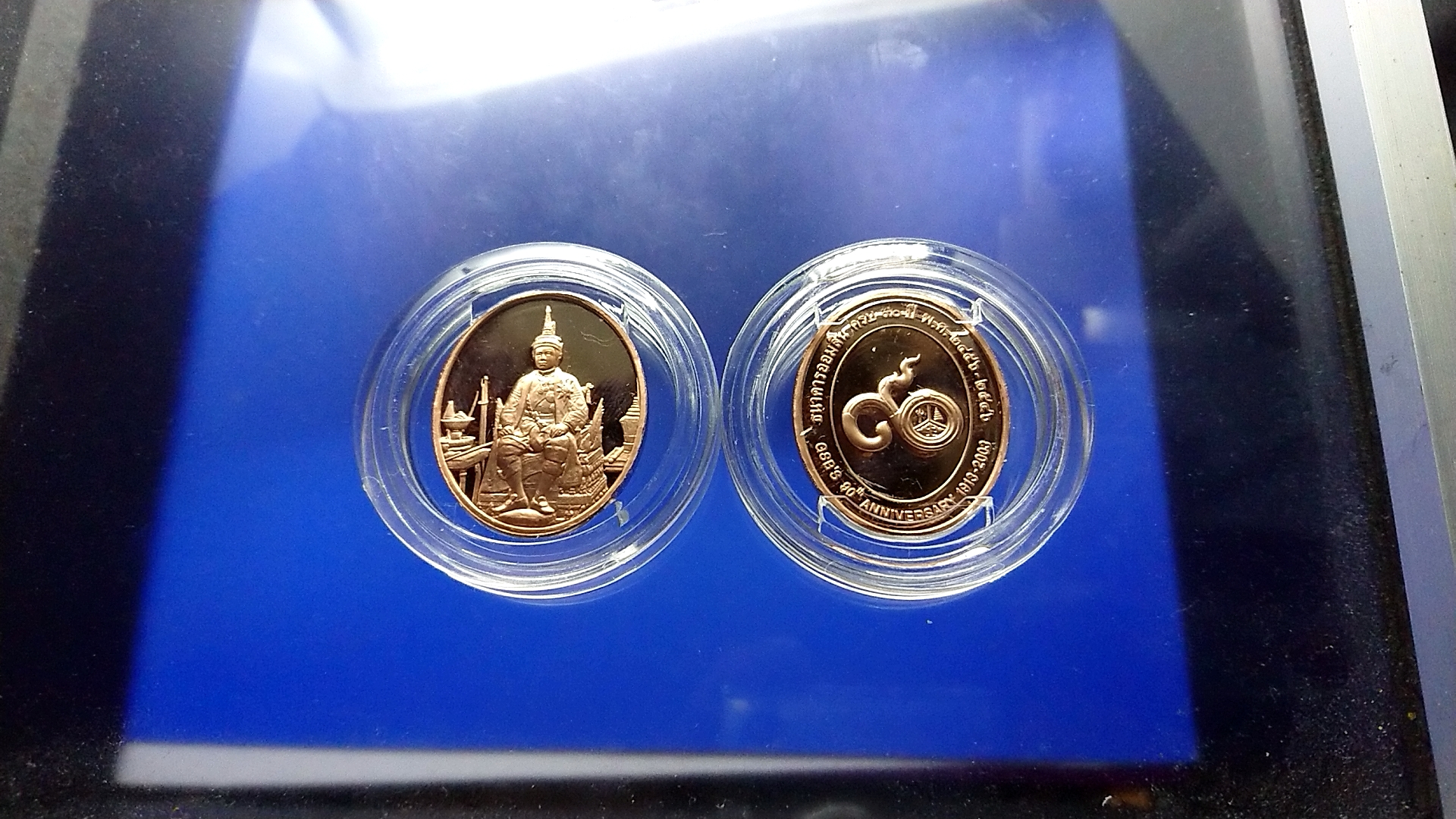 เหรียญที่ระลึกธนาคารออมสิน ครบ 90 ปี เนื้อทองแดงขัดเงา ขนาดสูง 3 เซ็น พ.ศ.2546