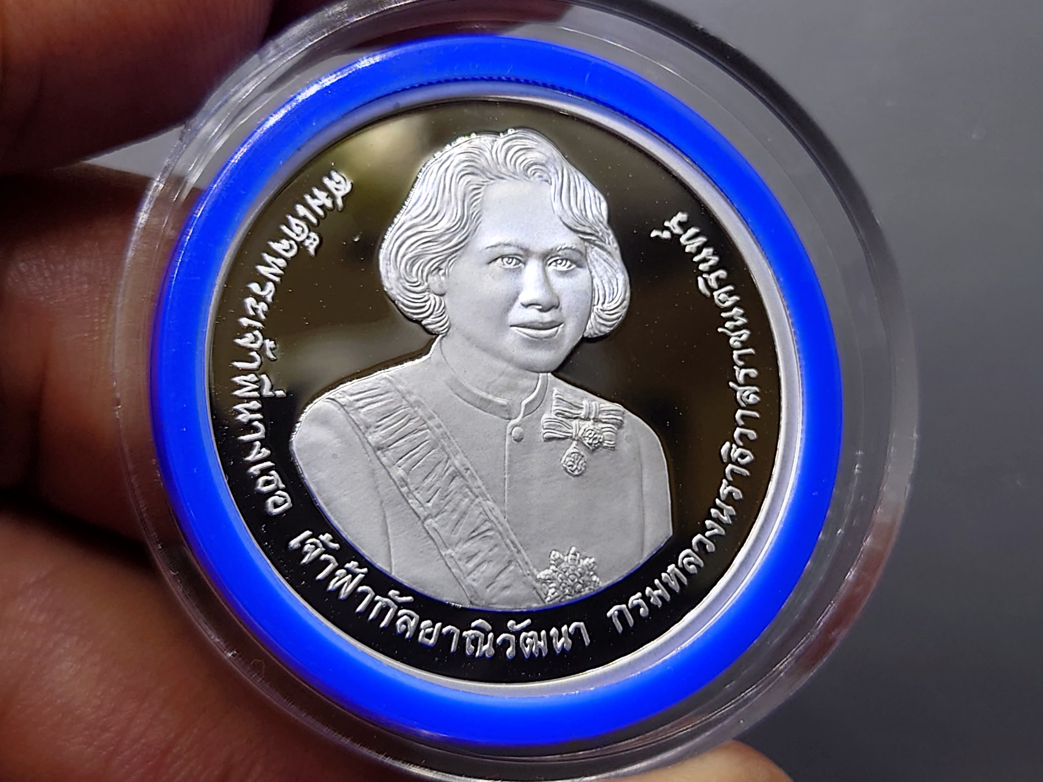 เหรียญเงินขัดเงา 800 บาท ที่ระลึก 84 พรรษา สมเด็จพระเจ้าพี่นางเธอ เจ้าฟ้ากัลยาณิวัฒนาๆ 2550 พร้อมกล่องหนัง สภาพสวย