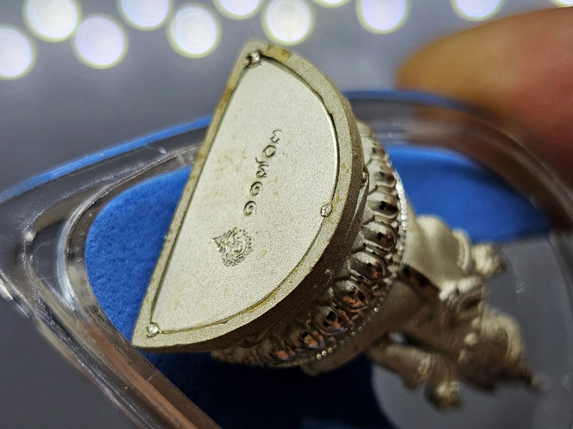 พระแก้วมรกต กรมสรรพสามิต เนื้อเงิน พิมพ์ใหญ่ ขนาดสูง 3.5 เซน กรมสรรพสามิต สร้าง ในพระบรมราชานุญาต ปี2550 ตลับเดิม กล่องเดิม