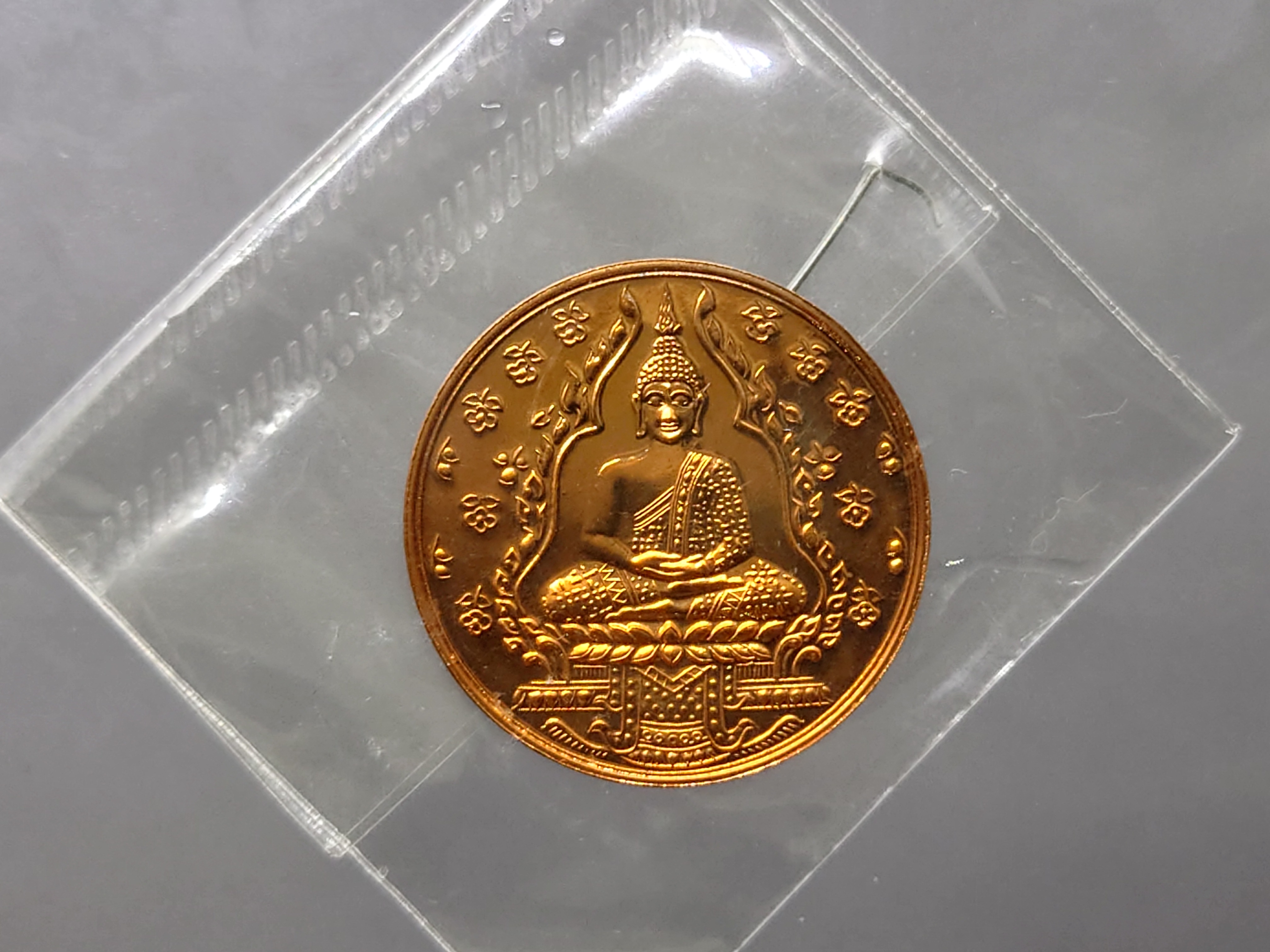 พระแก้วมรกต รุ่น2 เนื้อทองแดงขัดเงา สร้างโดยสำนักพระราชวัง พิธีพุทธาภิเษก ณ วัดพระศรีรัตนศาสดาราม ปี 2547 ไม่ผ่านใช้ ซีลเดิม ซองเดิม