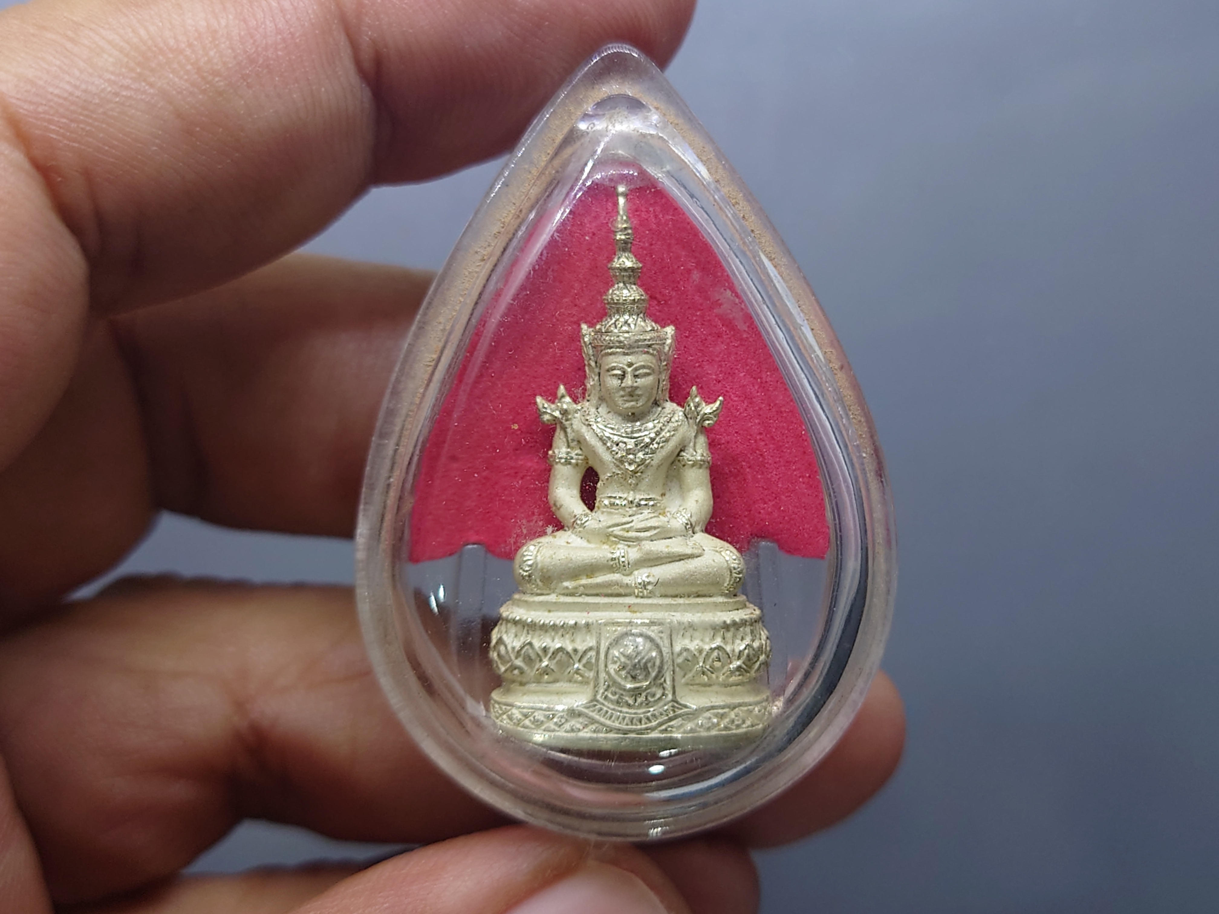 พระแก้ว 75 พรรษา รัชกาลที่9 เนื้อเงิน พิมพ์ใหญ่ ขนาดสูง 3.7 เซน ปี2545 พร้อมกล่องเดิม