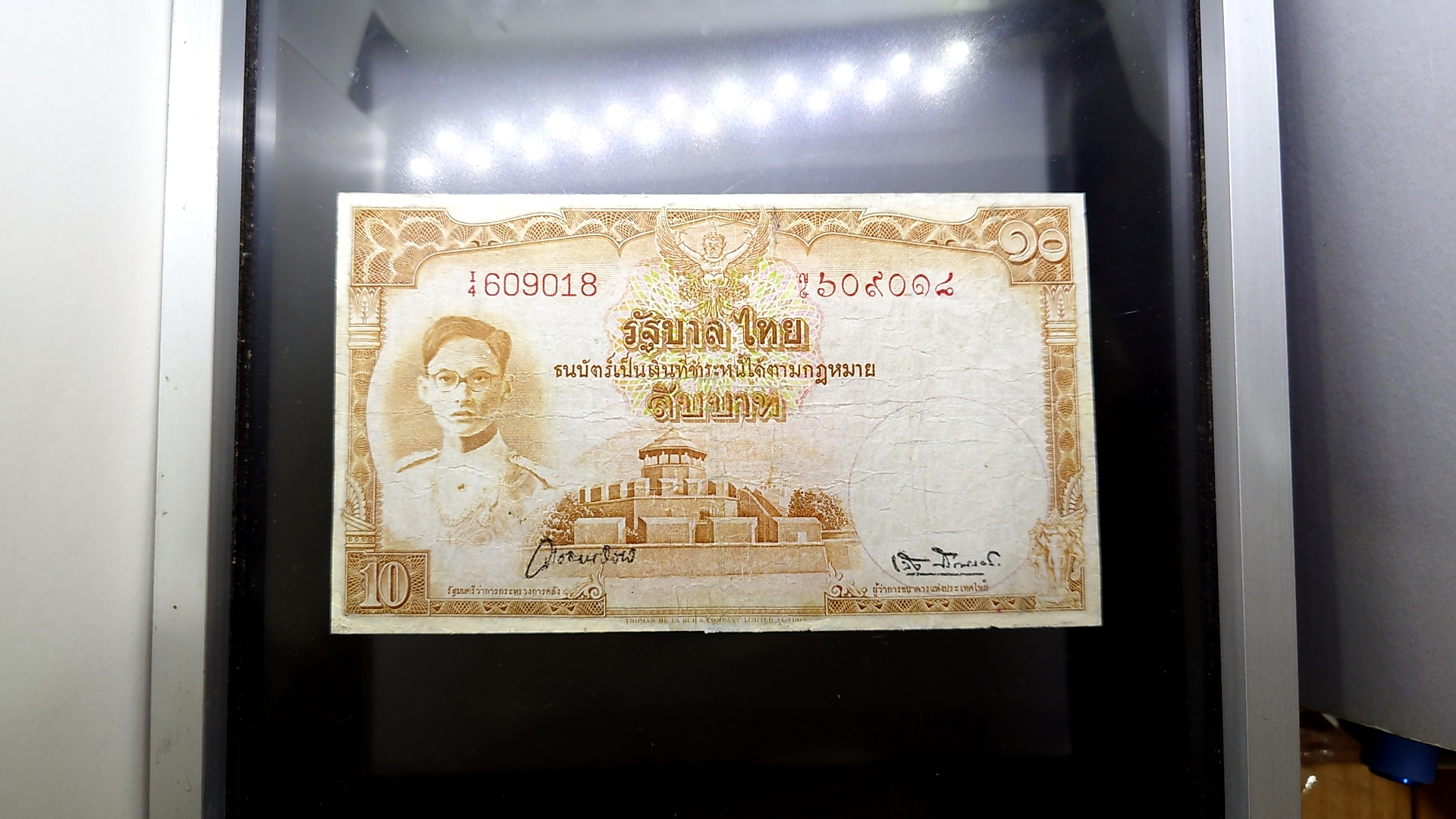 ธนบัตร 10 บาท แบบ 9 รุ่น 1 (หน้าหนุ่ม เลขแดง) พ.ศ.2491 ผ่านใช้ ผ่านซ่อม สภาพสวย