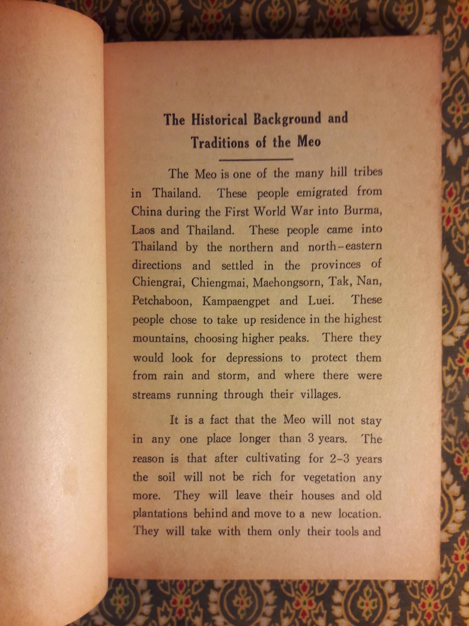 ประวัติและประเพณีชาวเขาเผ่าแม้ว ฉบับสองภาษาไทย - อังกฤษ