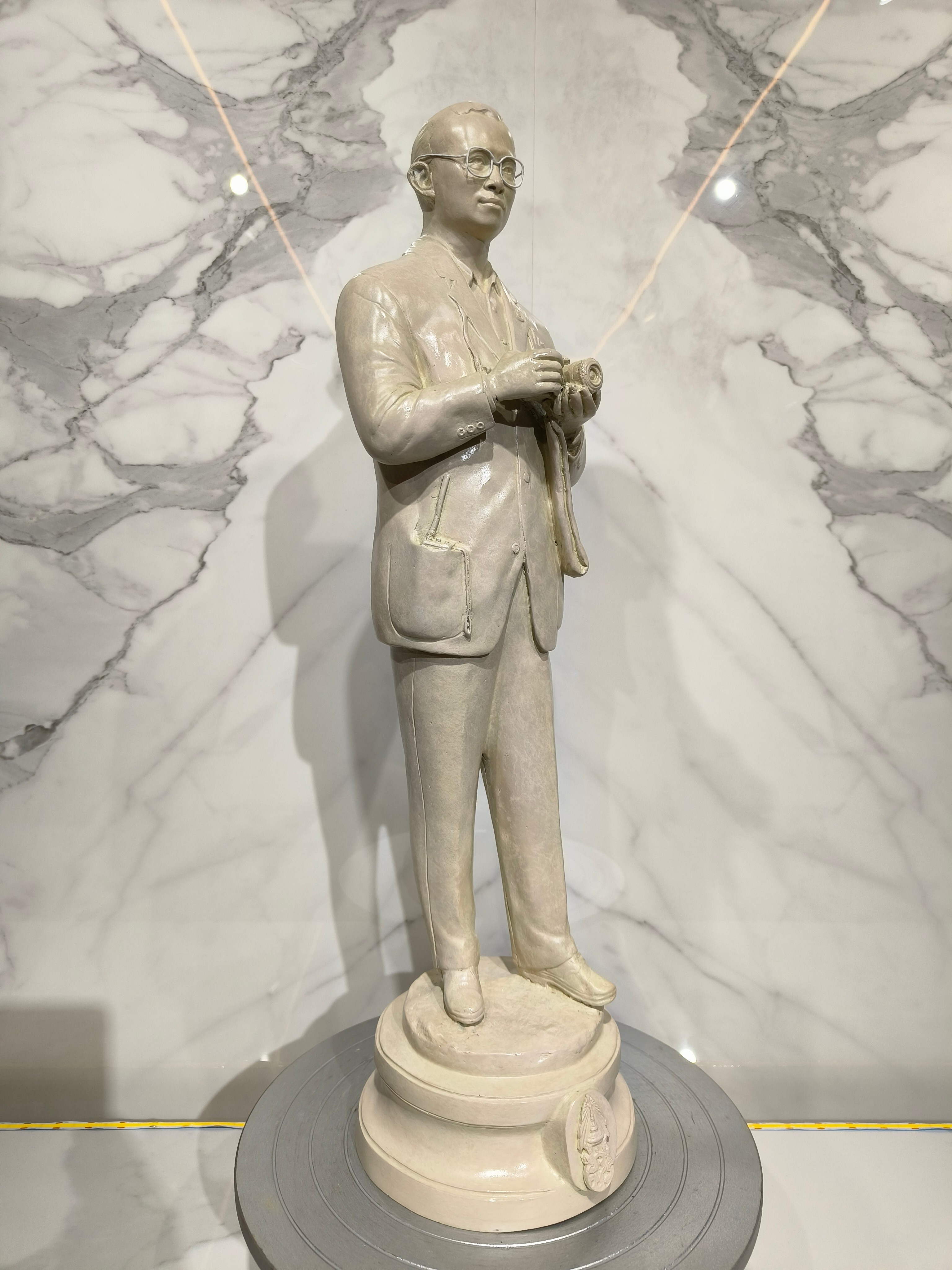 พระบรมรูปหล่อในหลวง รัชกาลที่ 9 รุ่น พ่อหลวงทรงงาน (ถือกล้องถ่ายรูป) หน้าตัก 9 นิ้ว