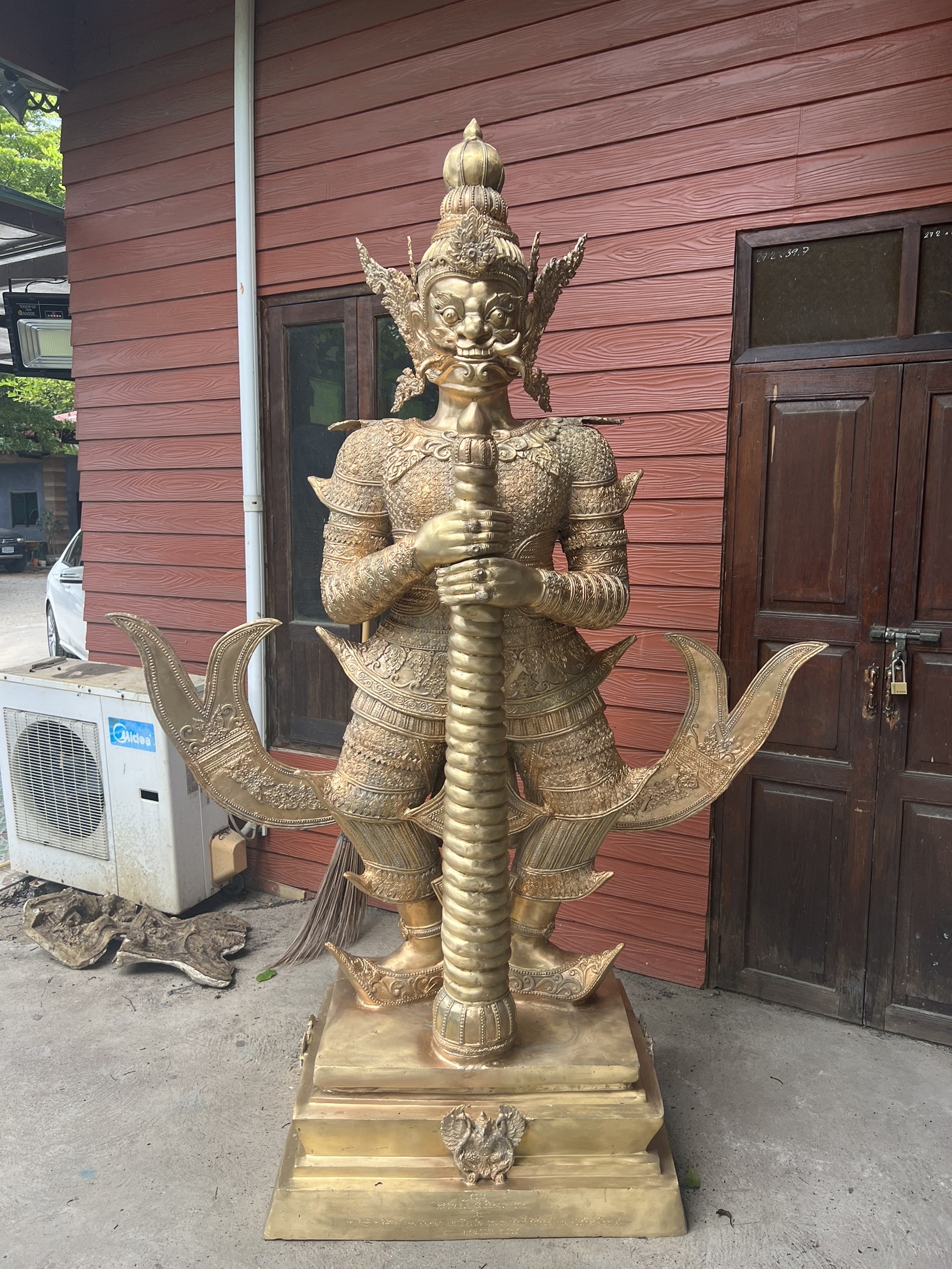 รูปหล่อ ท้าวเวสสุวรรณ ขนาดสูง 2.40 เมตร งานศิลปิน