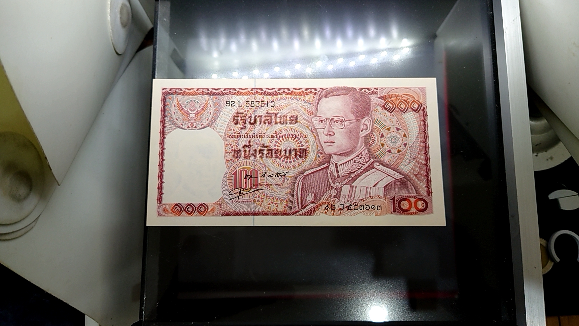 ธนบัตร 100 บาท แบบ 12 เลข 6 หลัก (ช้างแดง) ไม่ผ่านใช้งาน