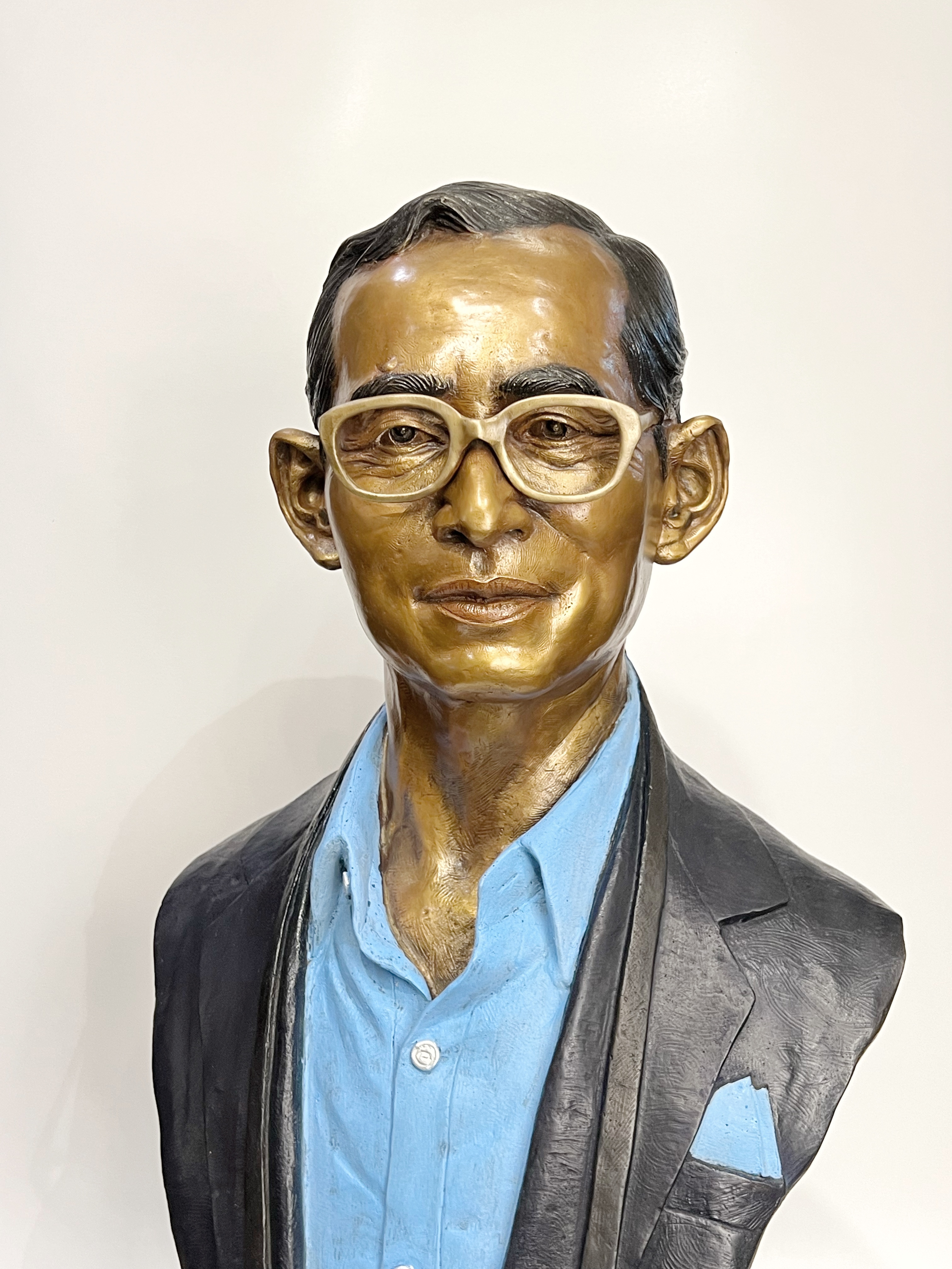 รูปหล่อ รัชกาลที่ 9 ทรงสูท ครึ่งพระองค์ พร้อมฐานไม้มะค่า