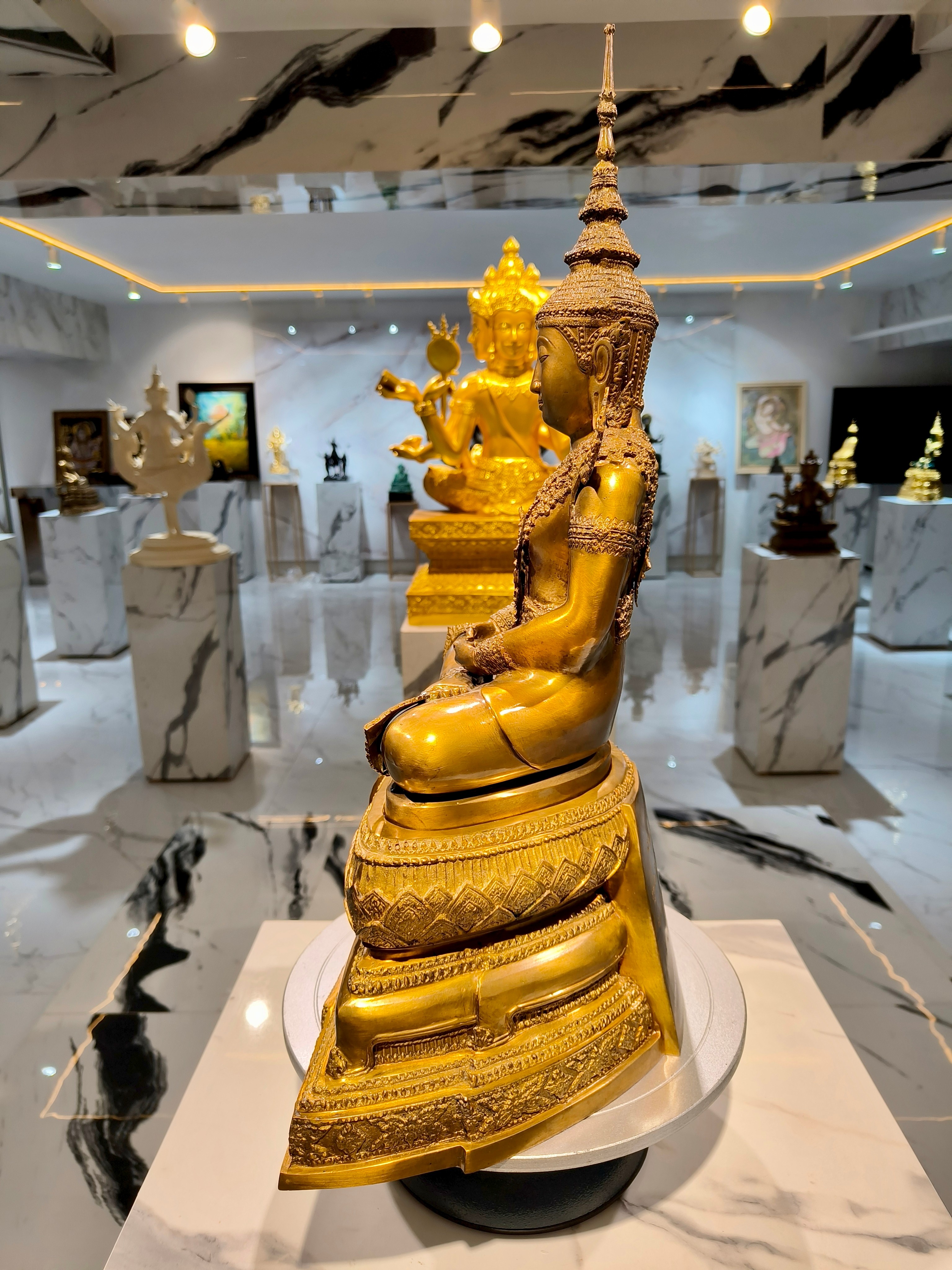 พระพุทธรูป พระแก้วมรกต ทรงเครื่องฤดูร้อน หน้าตัก 9 นิ้ว พิธีสมโภช กรุงรัตนโกสินทร์ 200 ปี วัดพระศรีรัตนศาสดาราม พ.ศ.2525