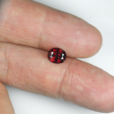 โกเมนสีม่วงแดงหรือโรโดไลท์ (Rhodolite Garnet) 1.52 กะรัต รูปร่างไข่