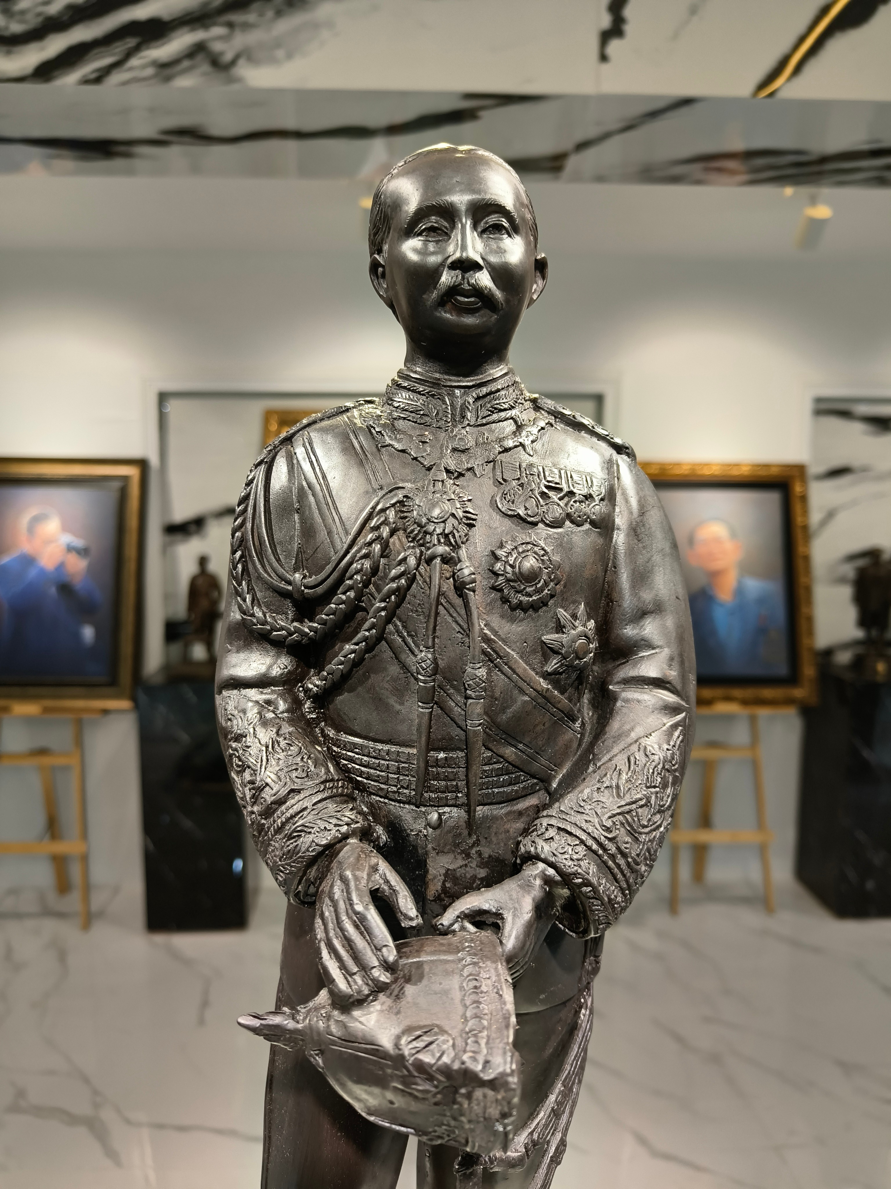 รูปหล่อ รัชกาลที่ 5 หน้าตัก 9 นิ้ว (จมร) จัดสร้างโดยมหาจุฬาลงกรณ์ราชวิทยาลัย(จมร) เนื่องในโอกาสพระบรมราชสมภพครบ 150 ปี พิธีใหญ่ ณ วัดพระแก้ว กรุงเทพมหานคร พ.ศ. 2546