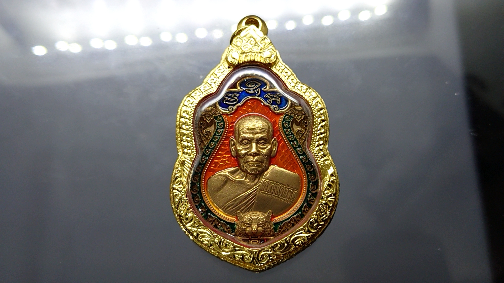 เหรียญเสมาเสือคาบดาบ รุ่น2 เนื้อสัตตะ ลงยาราชาวดี พื้นส้ม หลวงพ่อพัฒน์ วัดห้วยด้วน โคท 32