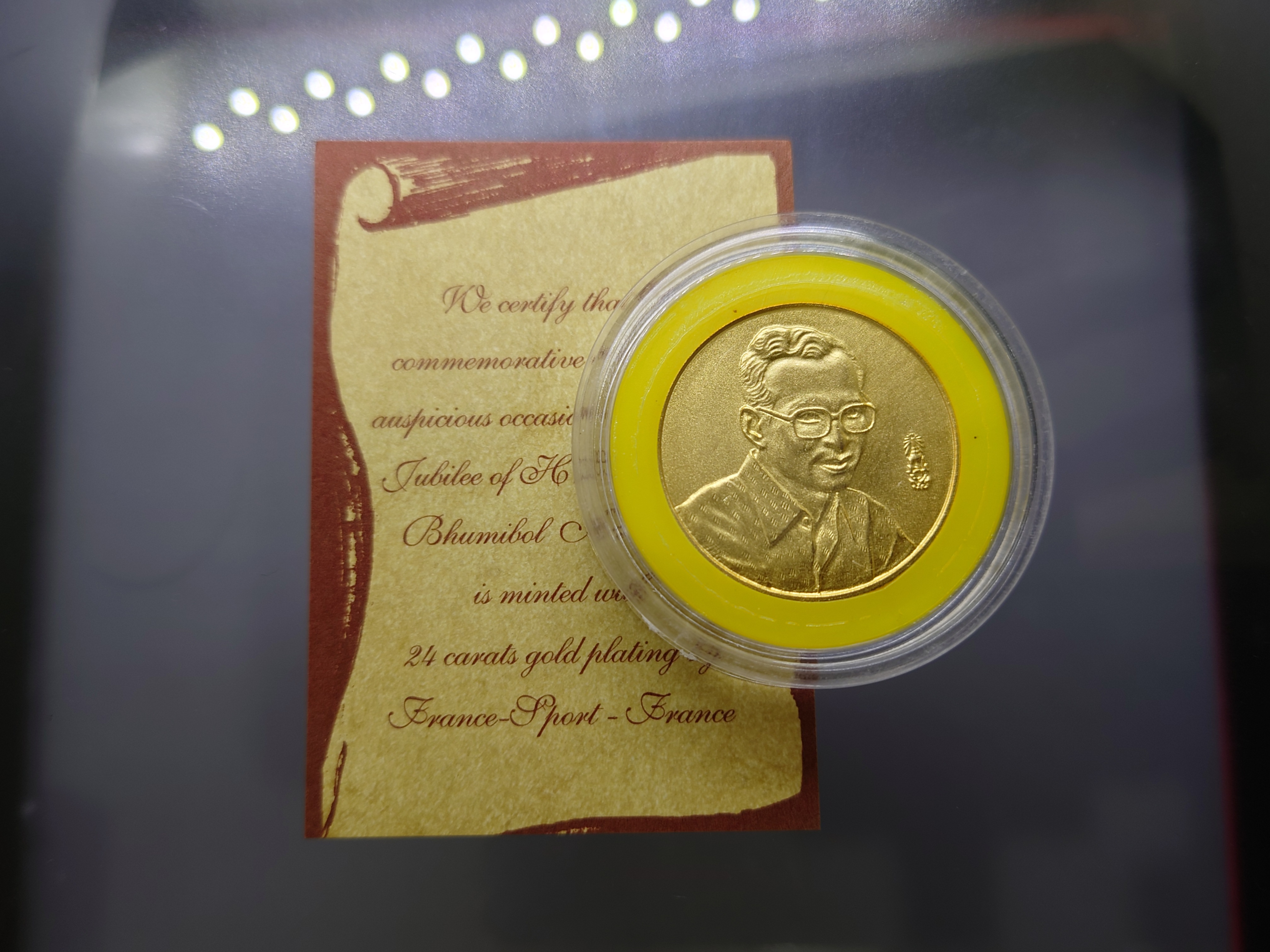 เหรียญเฉลิมพระเกียรติ ฉลองสิริราชสมบัติครบ 50 ปี เนื้อชุบทองคำ 18 K บล็อกฝรั่งเศษ ชมรมแสงส่องหล้าสร้าง ปี2539 ตลับเดิมพร้อมใบเซอร์