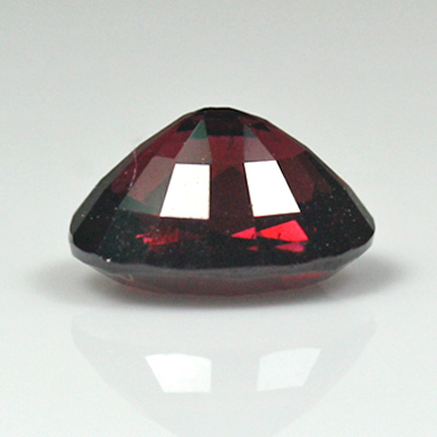 โกเมนสีม่วงแดงหรือโรโดไลท์ (Rhodolite Garnet) 1.52 กะรัต รูปร่างไข่