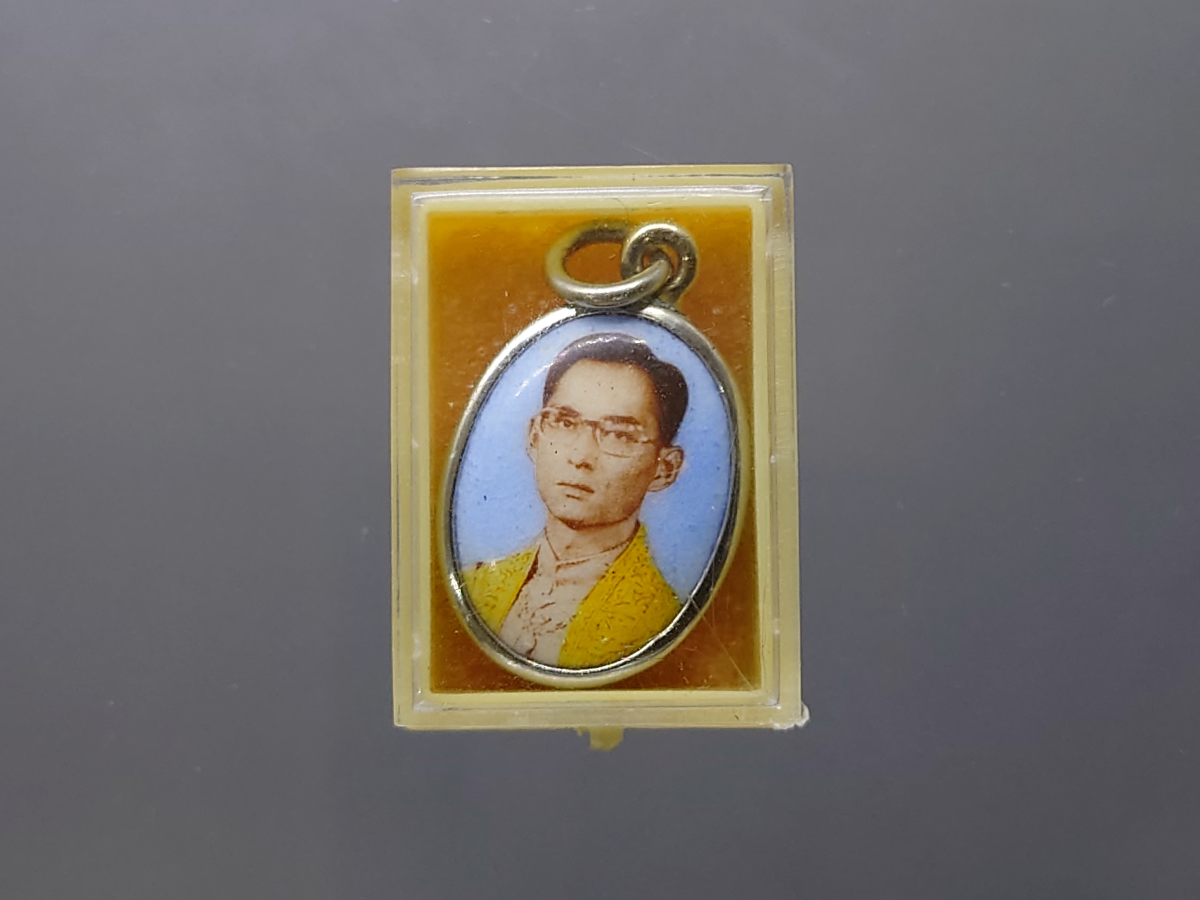 ล็อกเก็ต พระรูปรัชกาลที่9 หลังลายเซ็น (หลวงปู่ทิม หลวงปู่โต๊ะร่วมปลุกเสก) วัดบวรนิเวศวิหาร พ.ศ.2510 พร้อมตลับเดิมๆ จากวัด