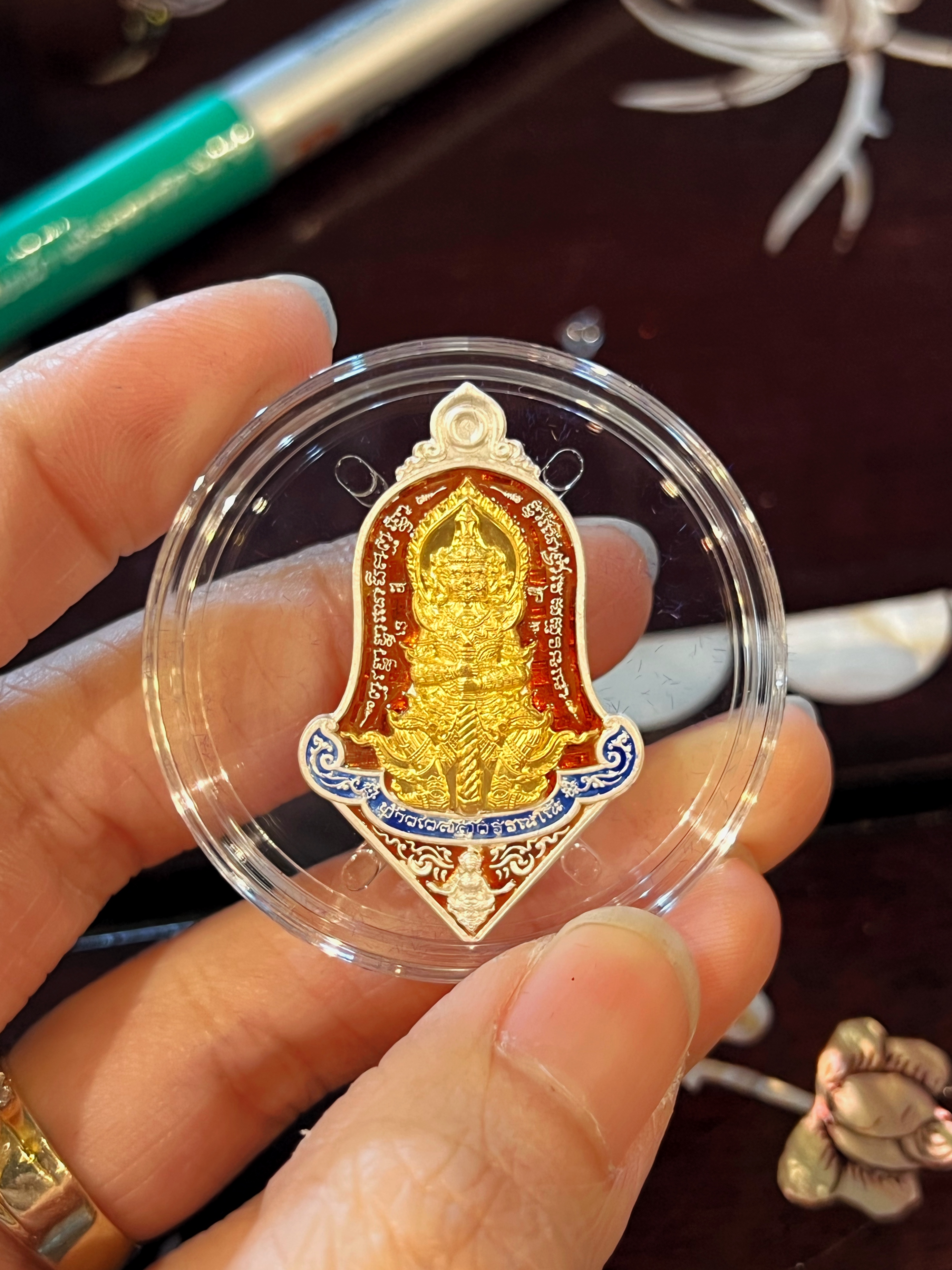 เหรียญท้าวเวสสุวรรณโณ ท้าวหิรัญพนาสูร เนื้อเงินหน้ากากทองคำลงยาสีแดง รุ่น 1 พุทธศักราช 2565
