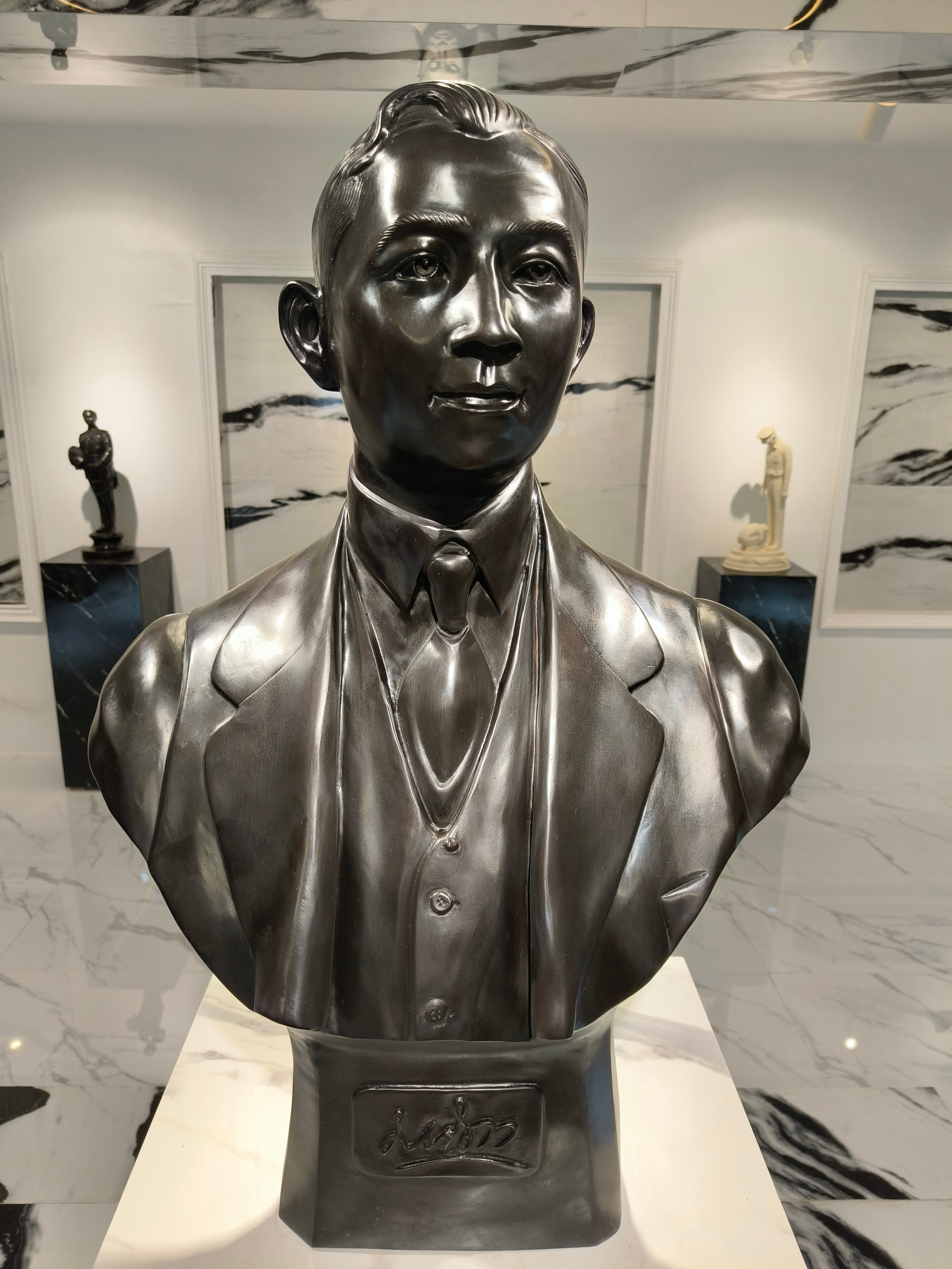 รูปหล่อ พระบิดา สมเด็จพระมหิตลาธิเบศร อดุลยเดชวิกรม พระบรมราชชนก พระราชบิดาในรัชกาลที่ 9 ครึ่งพระองค์ ขนาดเท่าจริง