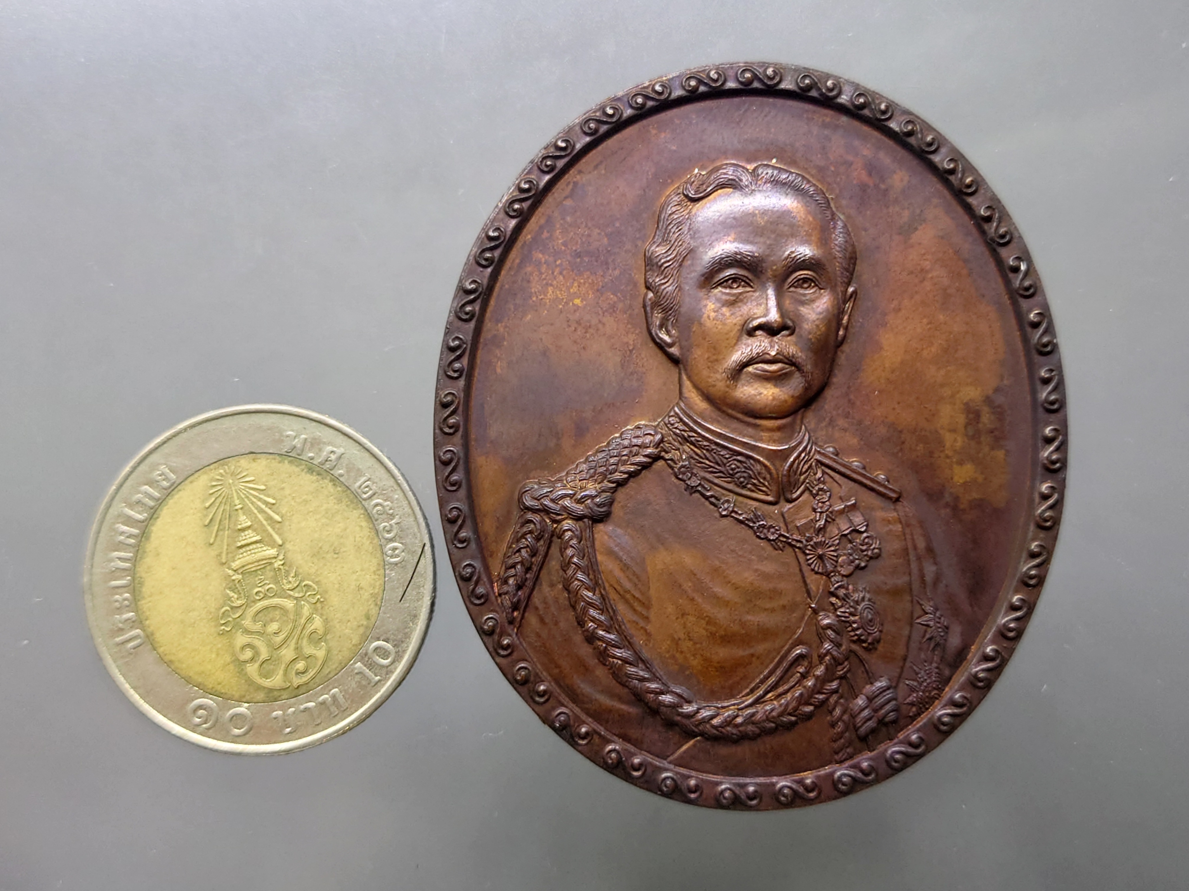เหรียญพระรูปรัชกาลที่5 เนื้อทองแดง ขนาด 5.5 ซ.ม.ที่ระลึกพระราชทานพระบรมราชานุญาต ปฏิสังขรณ์พระอุโบสถ วัดนิเวศธรรมประวัติ ปี2530 พร้อมกล่องเดิม