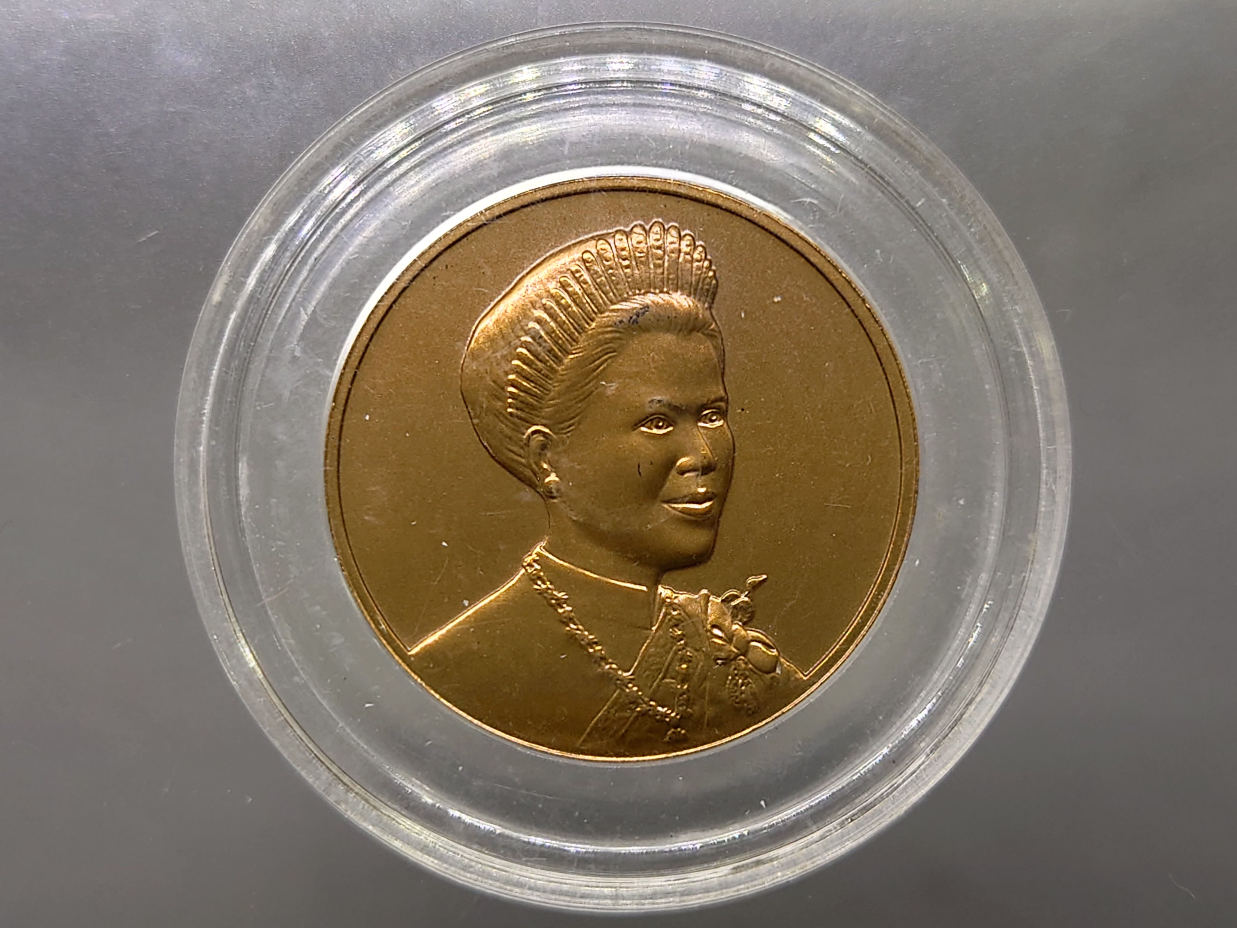 เหรียญที่ระลึกเฉลิมพระชนมพรรษา 6 รอบ ราชินี เนื้อทองแดงรมดำ ปี2547