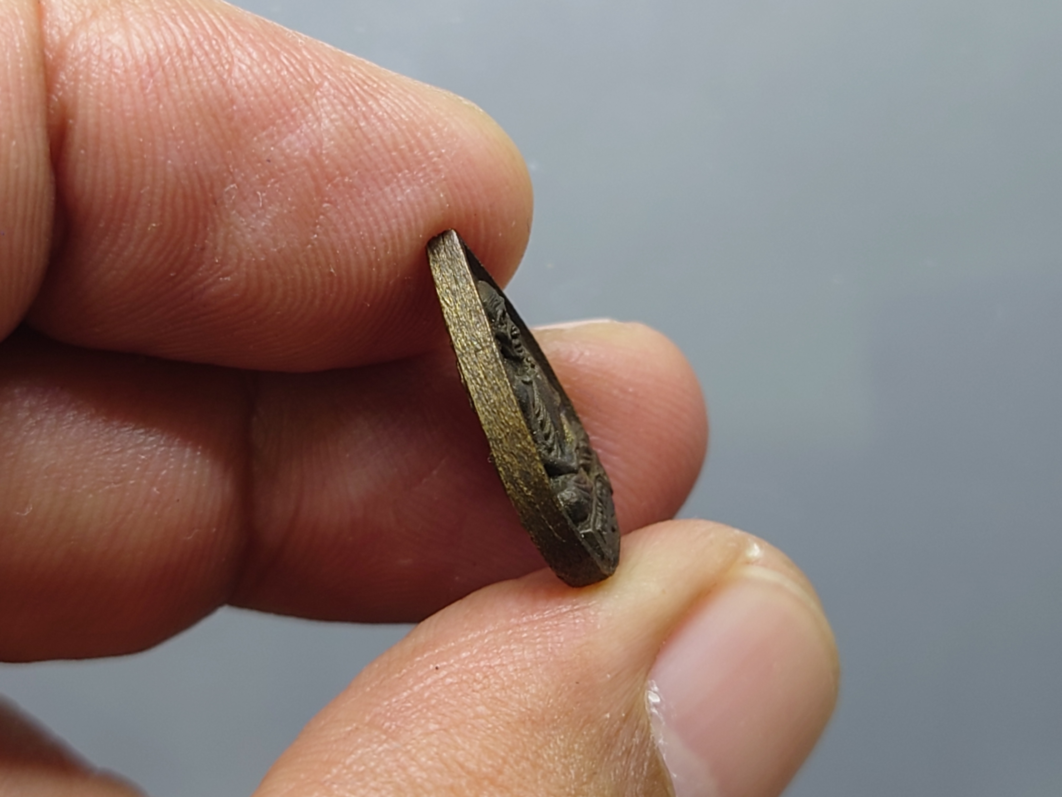 เหรียญหยดน้ำมนต์ หลวงพ่อเกษม เขมโก ๑ ไตรมาส เนื้อนวโลหะ สำนักสุสานไตรลักษณ์ ลำปาง ปี2537 พร้อมตลับเดิม