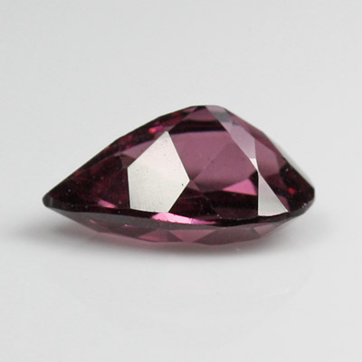 โกเมนสีม่วงหรือโรโดไลท์ (Rhodolite Garnet) 1.59 กะรัต สีม่วงอมชมพู รูปร่างหยดน้ำ