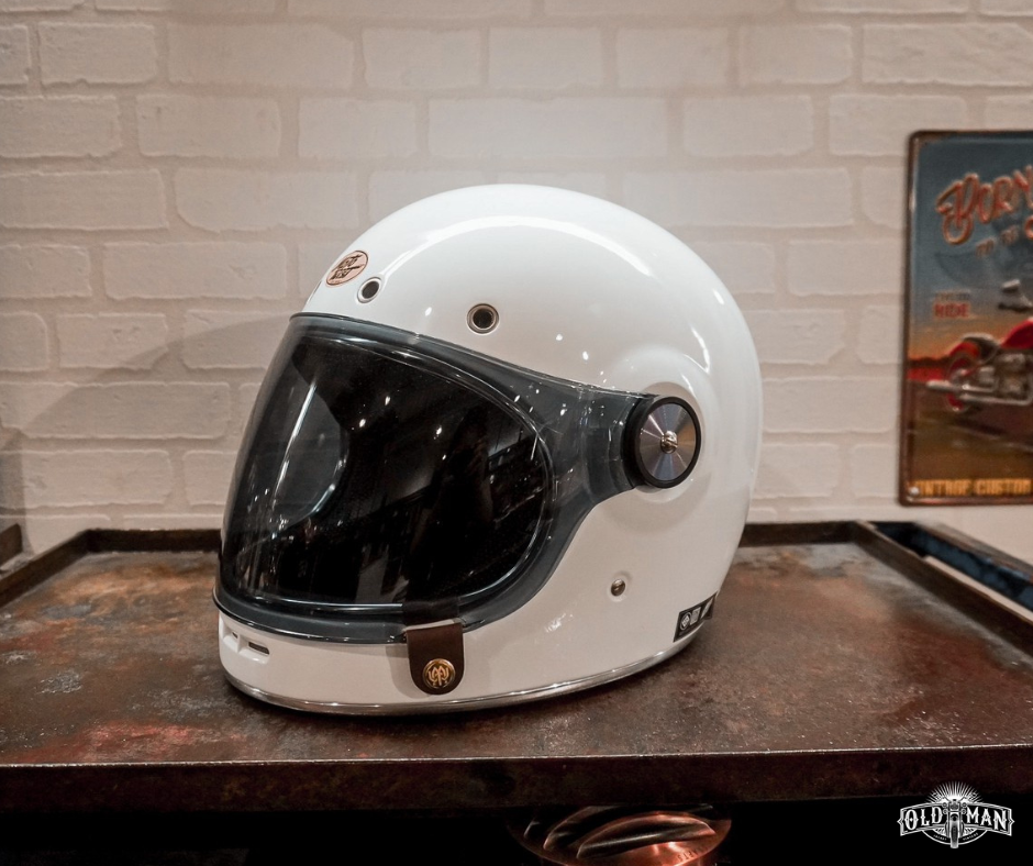  หมวกกันน็อคเต็มใบ Moto twist AP สีขาว (สอบถามก่อนสั่งซื้อ) 