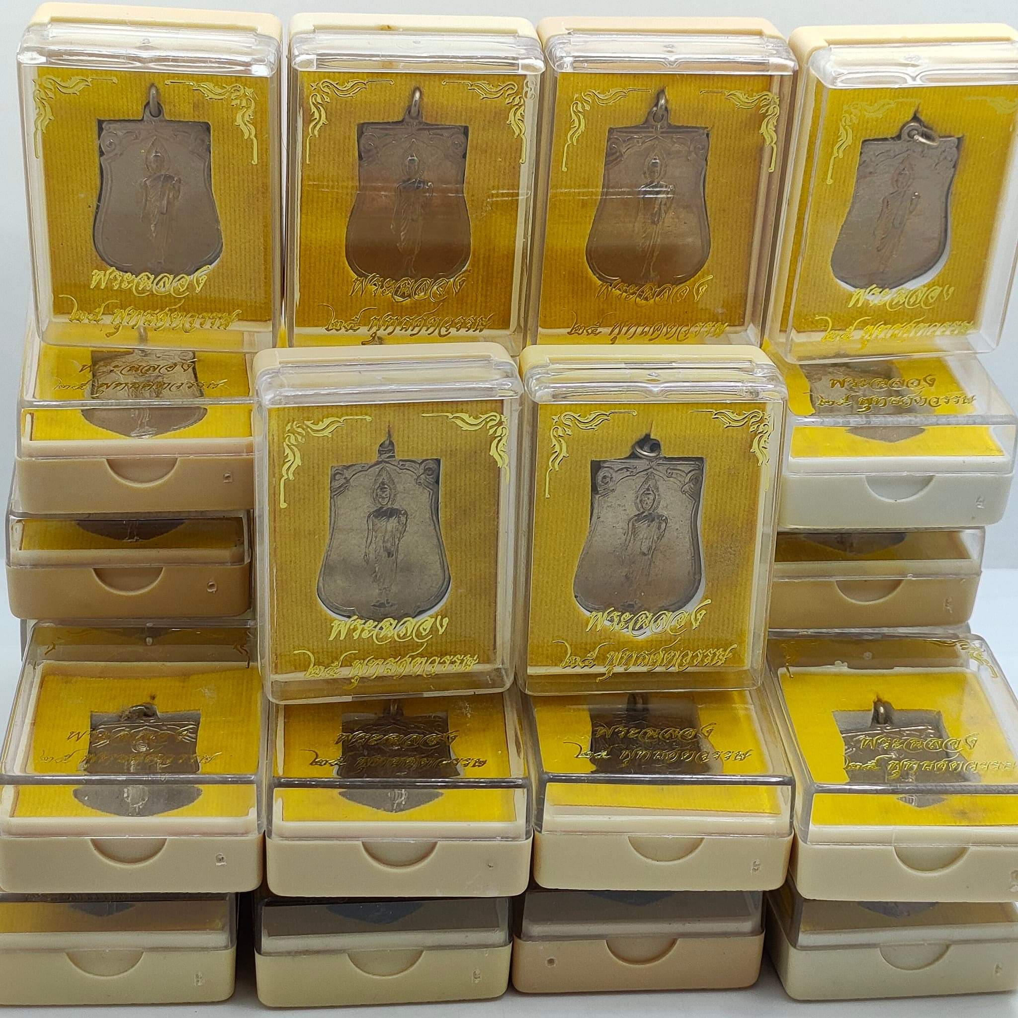 พระฉลอง 25 พุทธศตวรรษ ทรงเสมา เนื้ออัลปาก้า ปี 2500 มีคราบเก่าเก็บ พร้อมตลับ