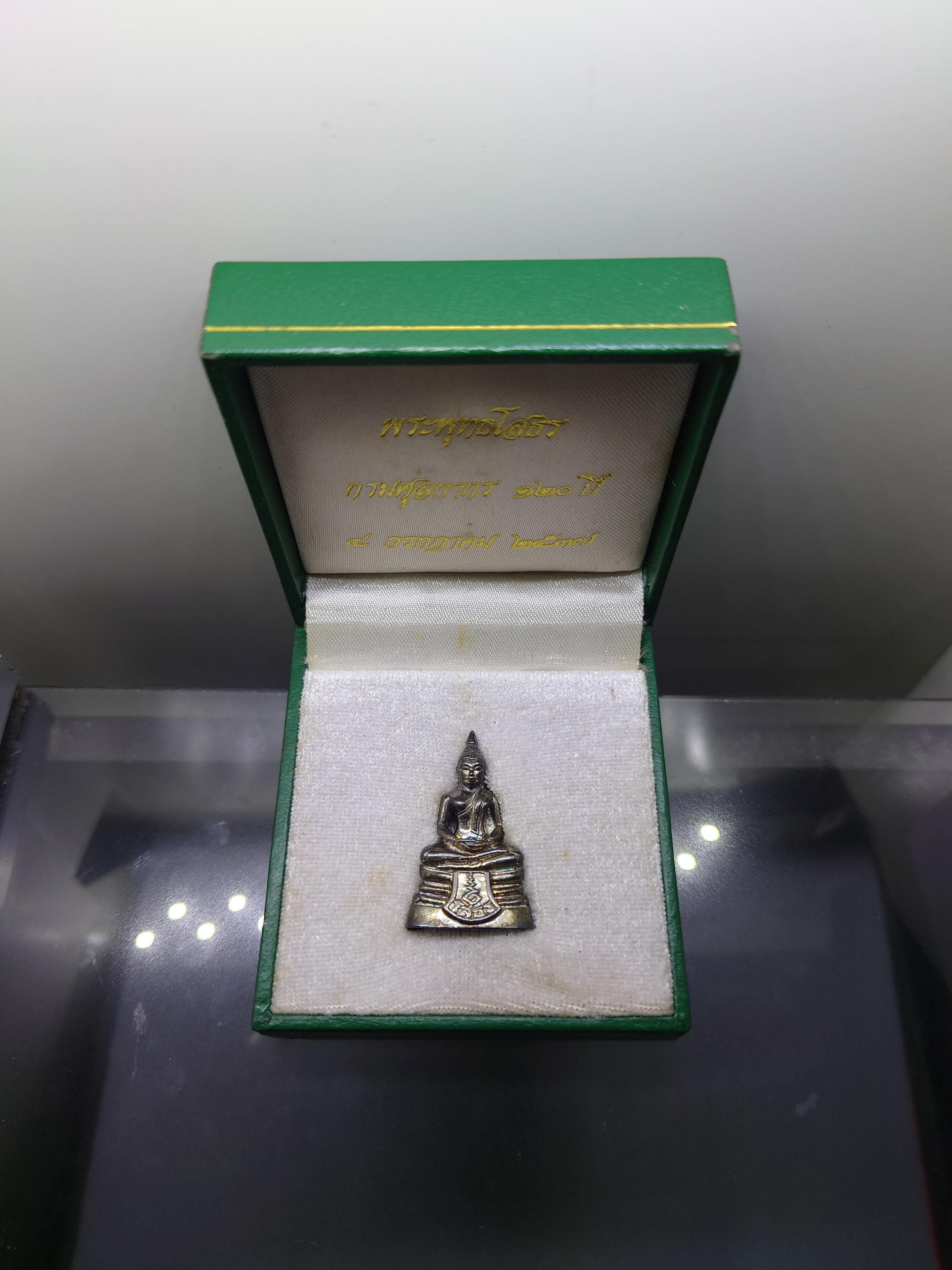 พระพุทธโสธร เนื้อเงินรมดำ ที่ระลึกกรมศุลกากร 120 ปี โคท ๒๑๔๗ พ.ศ.2537 พร้อมกล่องเดิม