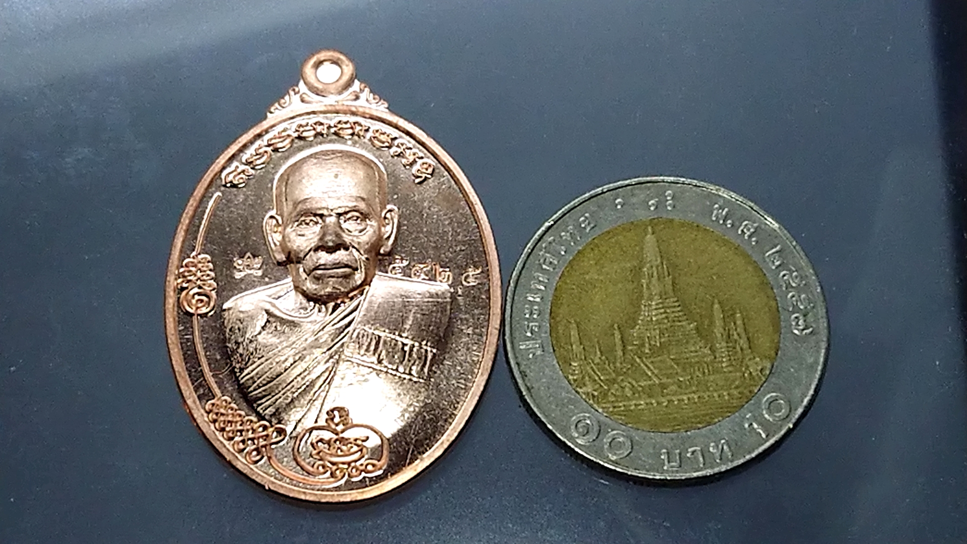 เหรียญหลวงพ่อพัฒน์ รุ่นราชรถมาเกย เนื้อทองแดงผิวกระจก พร้อมตลับ