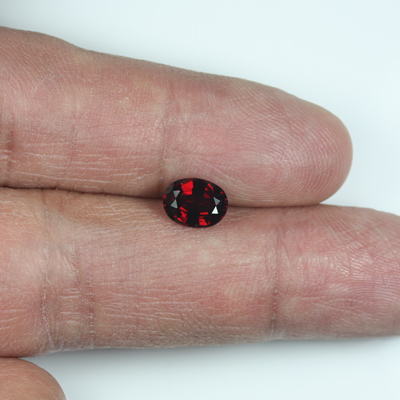 โกเมนสีแดงหรือโรโดไลท์ (Rhodolite Garnet) 1.53 กะรัต รูปร่างไข่
