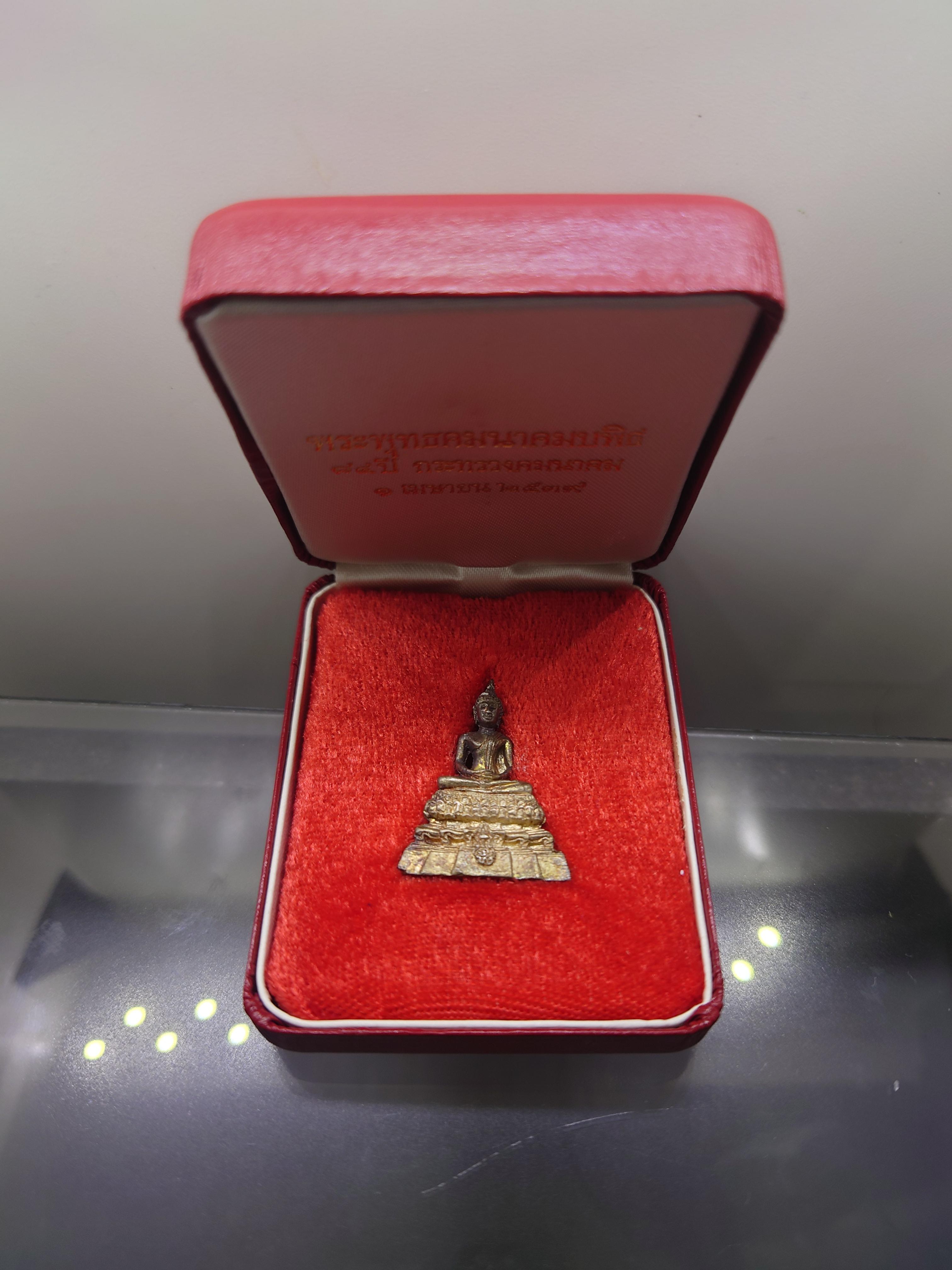 พระพุทธคมนาคมบพิธ ลอยองค์ เนื้อเงินกาหลั่ยทอง ขนาด 2.7 เซน ที่ระลึก 84 ปี กระทรวงคมนาคม พ.ศ.2539 พร้อมกล่องเดิม