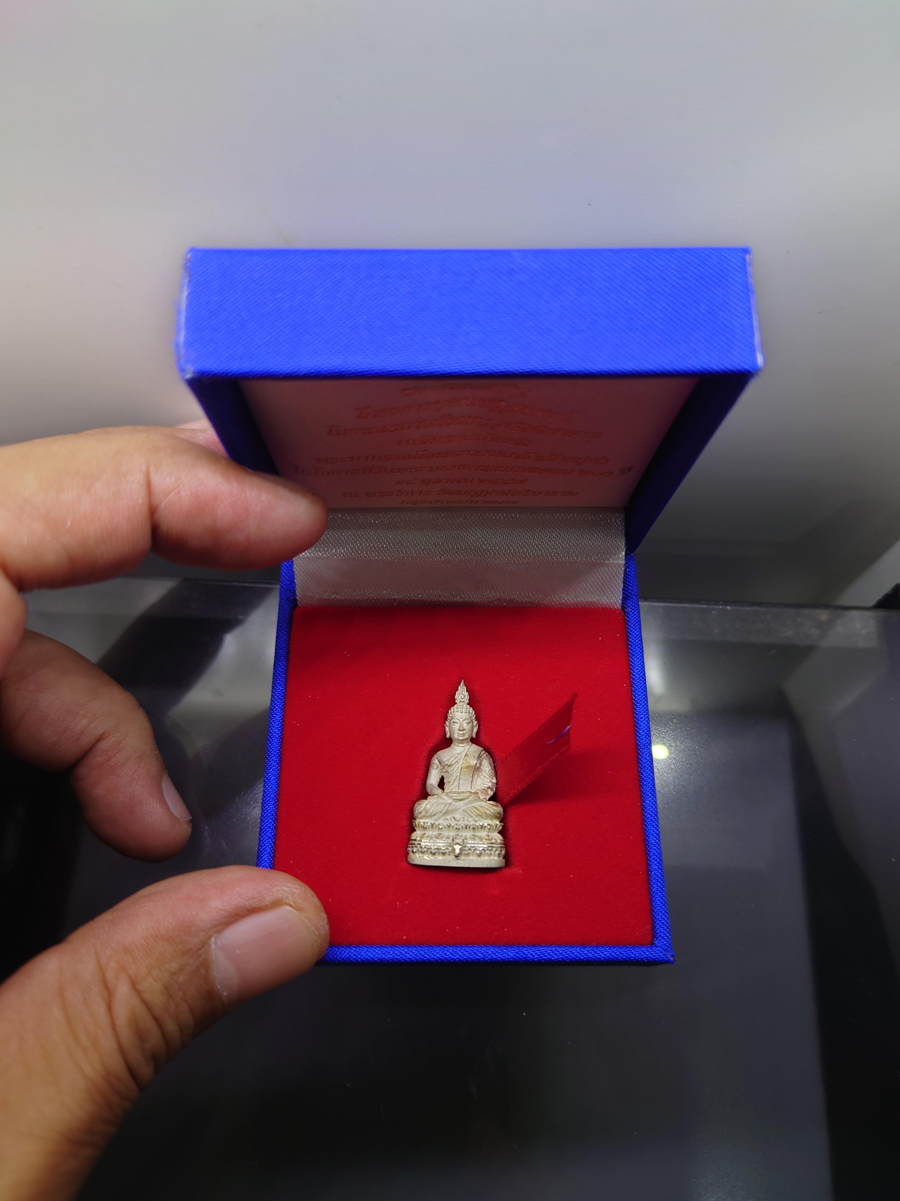 พระนิรันตราย เนื้อเงิน พ่นทราย พิมพ์ใหญ่ 200 ปี พระจอมเกล้าฯ โครงการบูรณะฯ โบราณสถาน วัดมกุฏกษัตริยาราม ปี2547 พร้อมกล่องเดิม