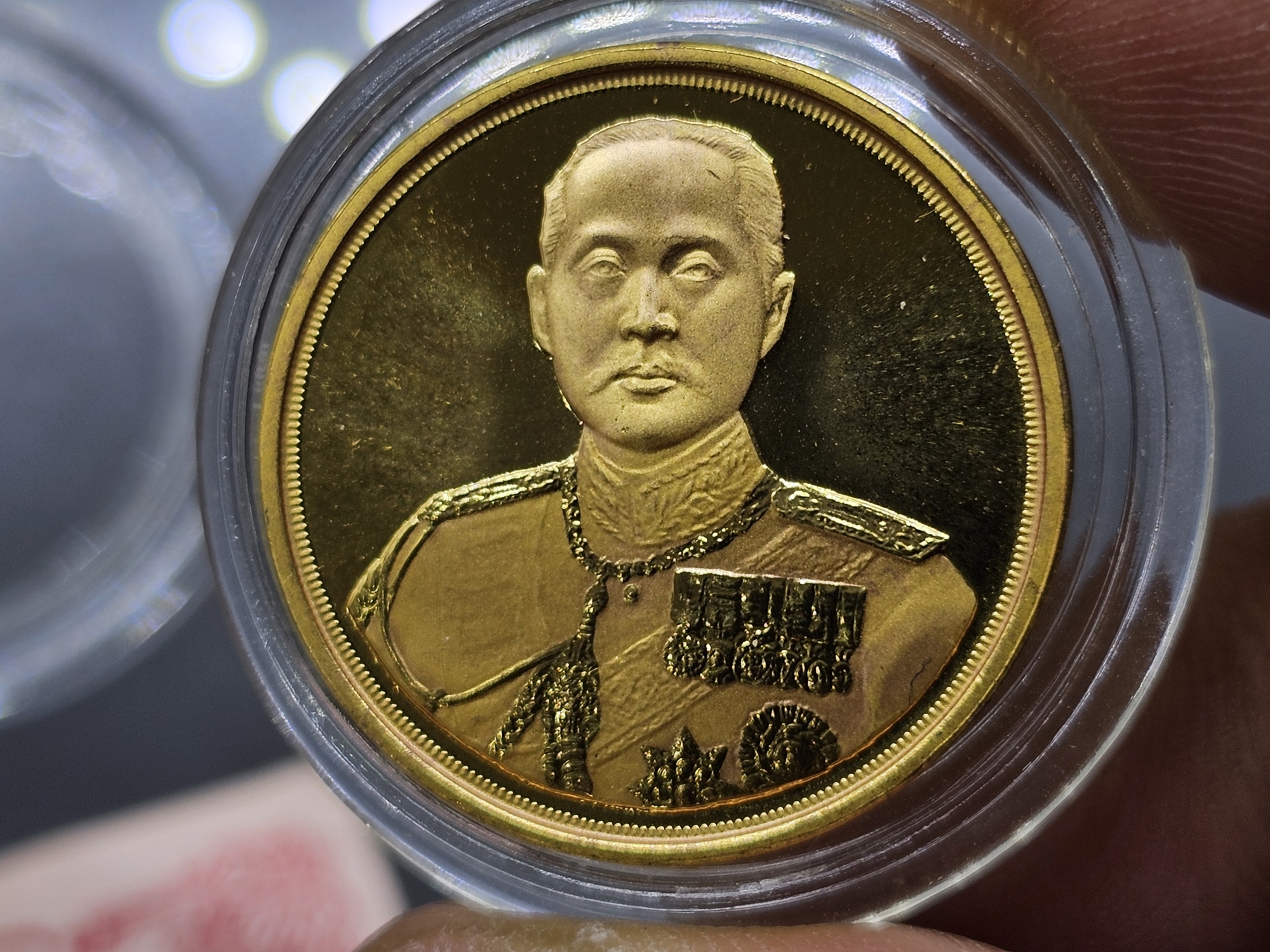 เหรียญเทิดพระเกียรติ จุฬาลงกรณ์ บรมราชาธิราช เนื้อทองแดงชุบทอง พิมพ์เล็ก บล็อกเพิร์ทมิ้นท์ หลวงพ่อเกษม เขมโก สำนัก ไตรลักษณ์ ปี2537 พร้อมตลับเดิม