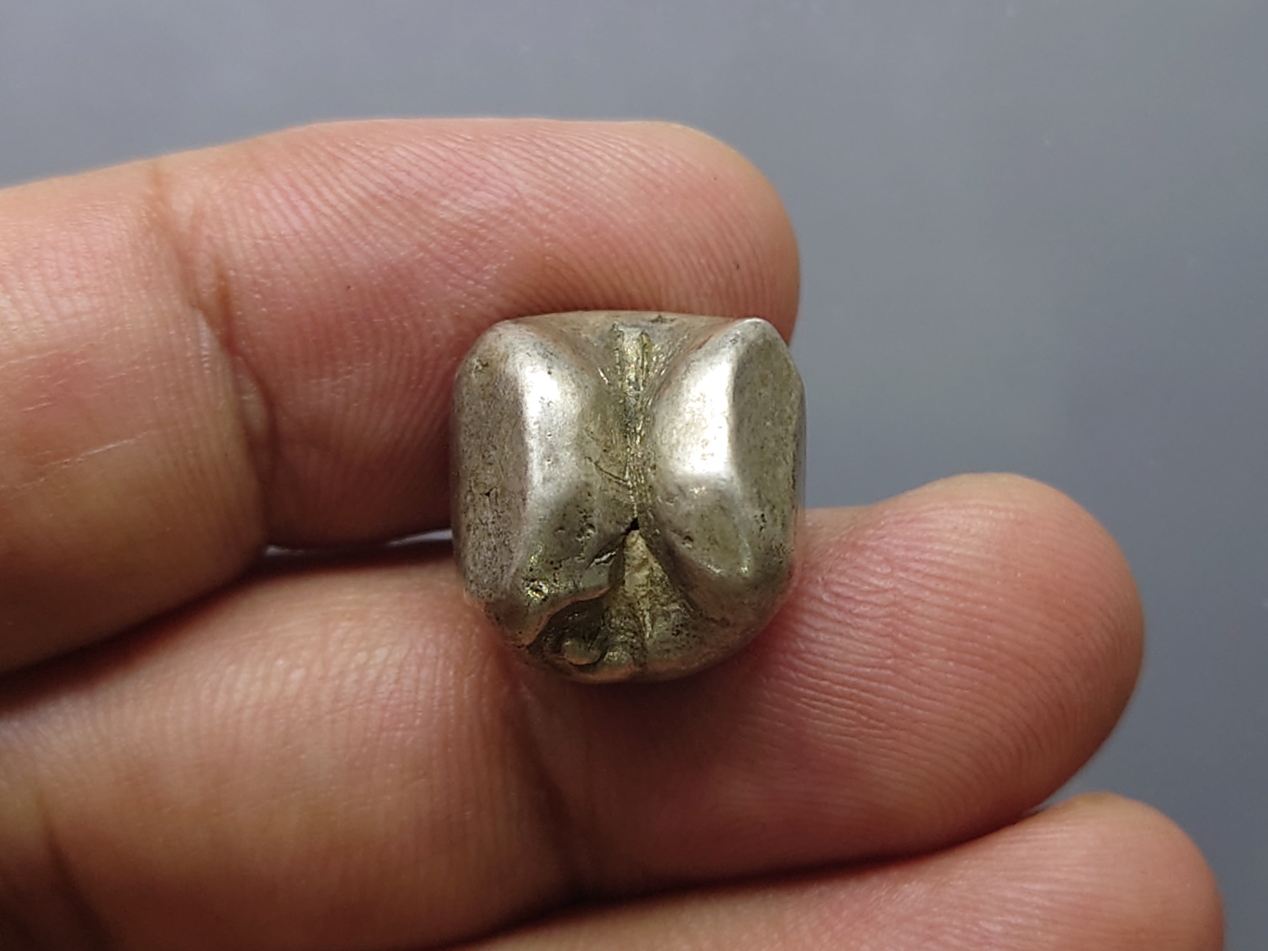 พดด้วง ขนาด 1 บาท ตรามงกุฎ-กงจักร รัชกาลที่4