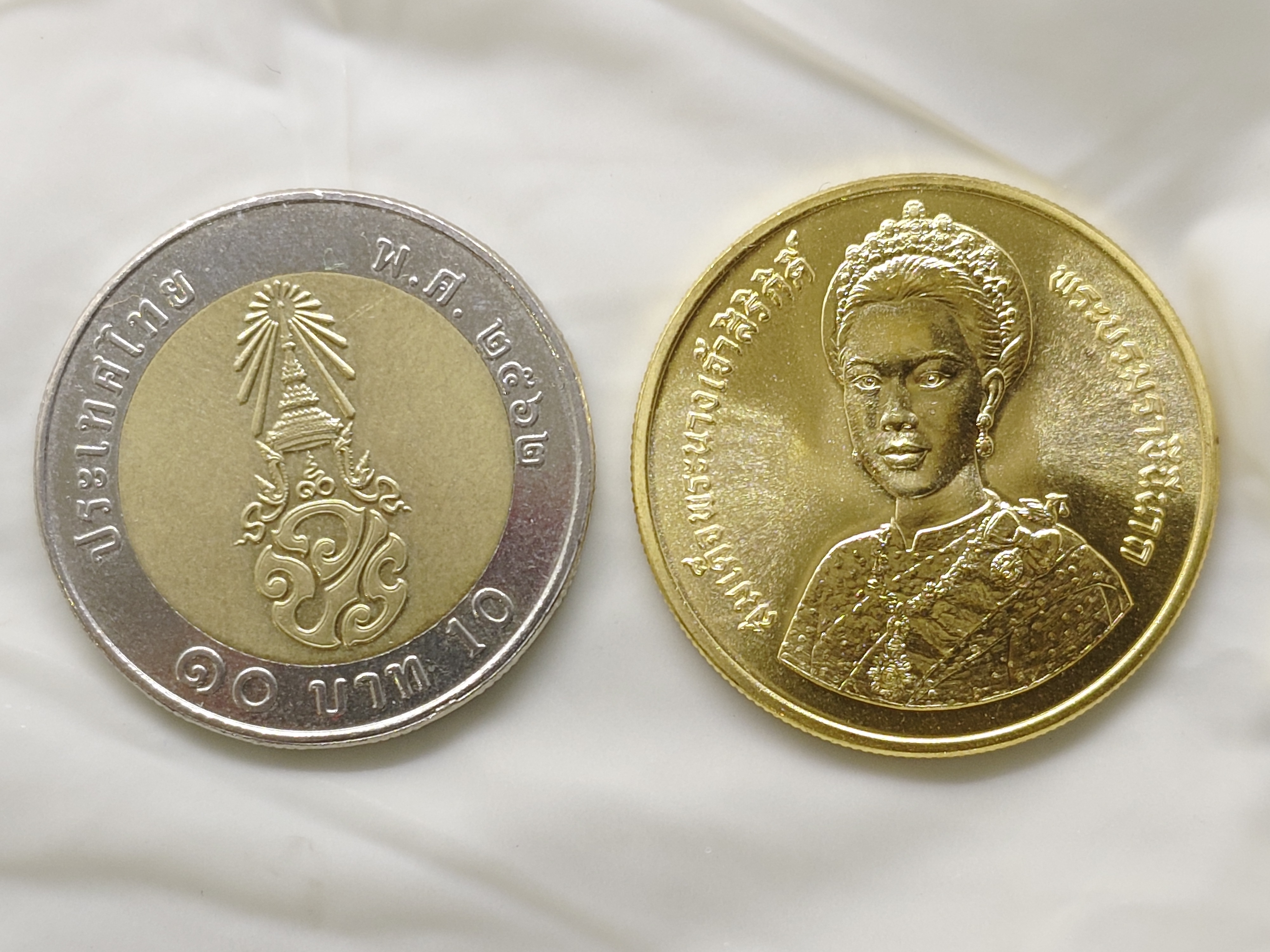 เหรียญทองคำ 6000 บาท (หนัก 15 กรัม) ที่ระลึกมหามงคลเฉลิมพระชนมพรรษาราชินี 5 รอบ ปี2535