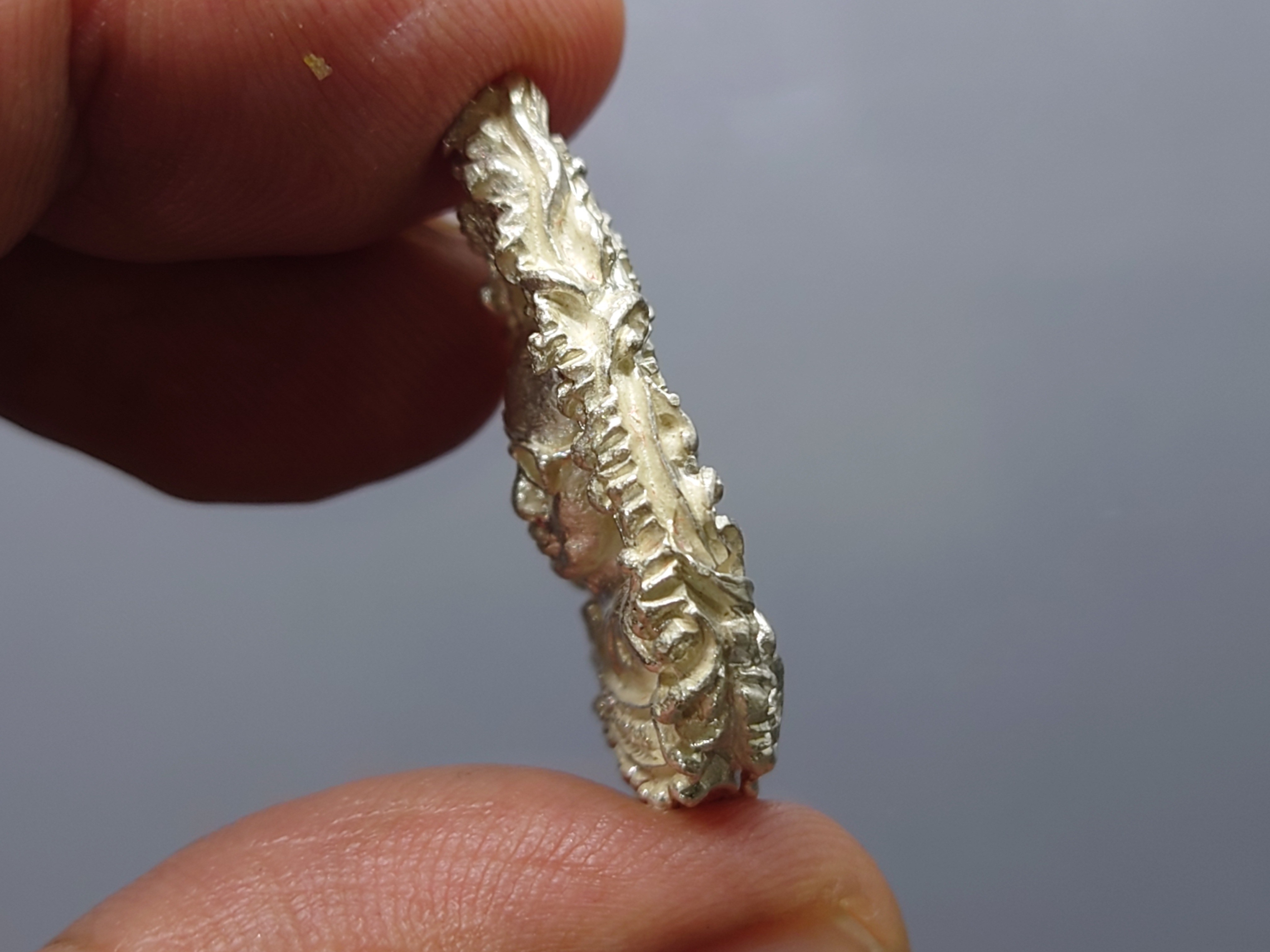 เหรียญในหลวงทรงผนวช เหรียญหล่อฉีด เนื้อเงิน พิมพ์หยดน้ำ สร้างโดยกองพลที่ 1 รักษาพระองค์ หลวงปู่โต๊ะ หลวงปู่ทิม ร่วมปลุกเสก ปี 2517 พร้อมบัตรรับรองพระแท้