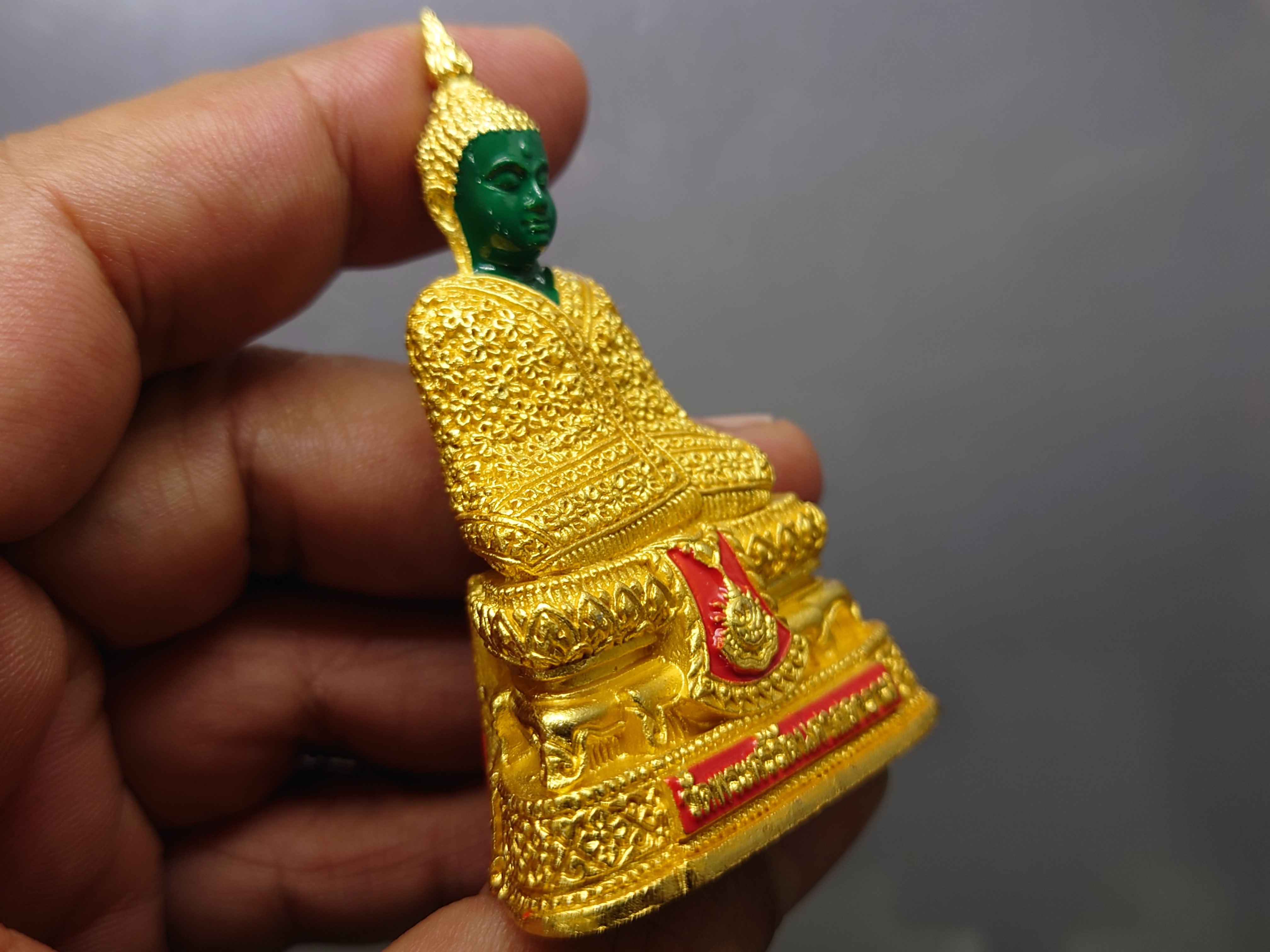 พระแก้วมรกต ทรงฤดูหนาว (ขนาดสูง 6.3 เซน) เนื้อโลหะเคลือบสีเขียว เครื่องทรงชุบทอง สำนักพระราชวัง สร้าง พุทธาภิเษก ณ วัดพระศรีรัตนศาสดาราม พ.ศ.2547 ซีลเดิม รับประกันแท้