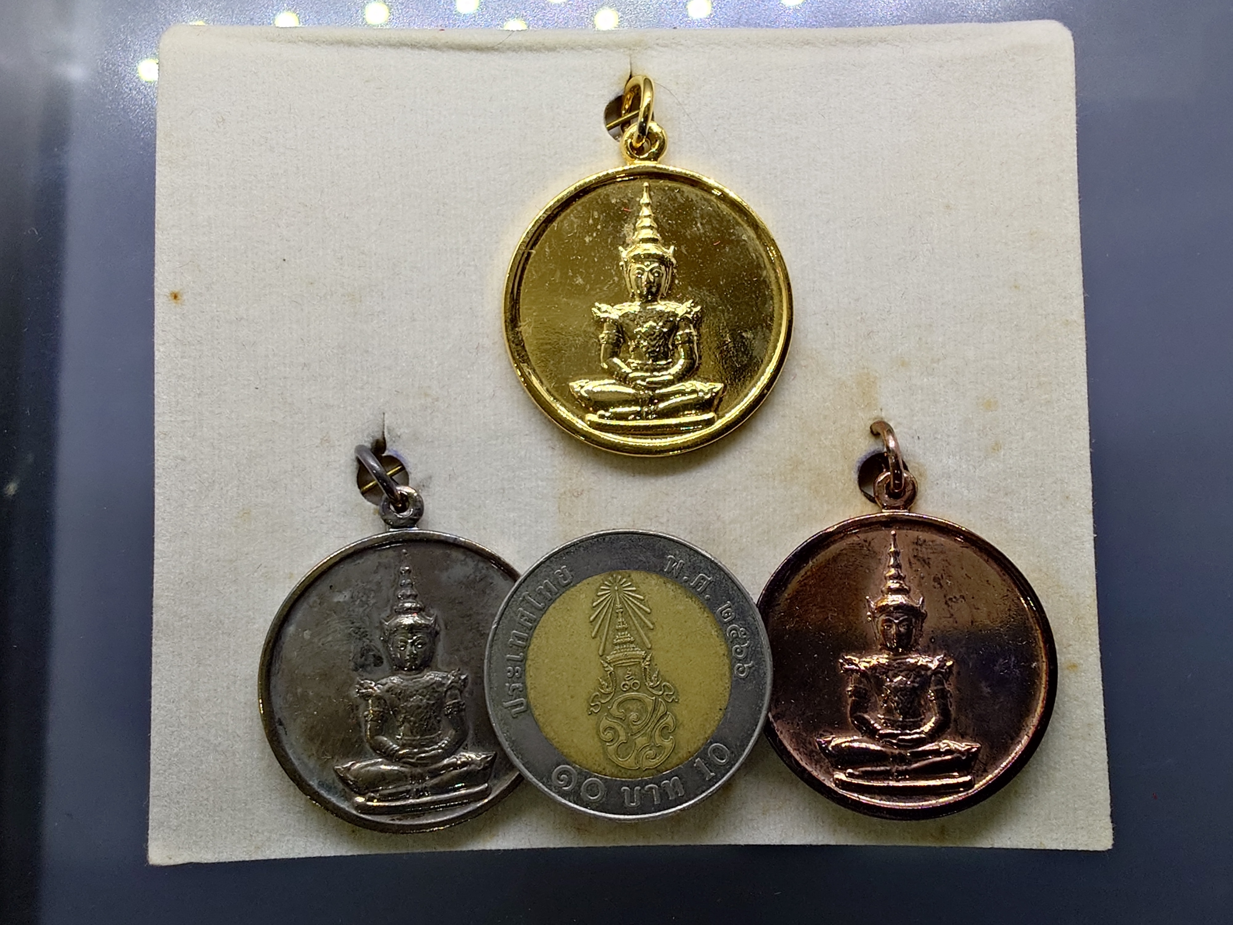 พระแก้วมรกต ที่ระลึกในการซ่อมบูรณฉัตร (ชุด 3 เนื้อ กาหลั่ยทอง เงิน นาค) พระเทพฯ ทรงจัดสร้าง (หลวงปู่ดู่ ร่วมปลุกเสก) วัดพระศรีรัตนศาสดาราม พ.ศ.2531 พร้อมกล่องเดิม