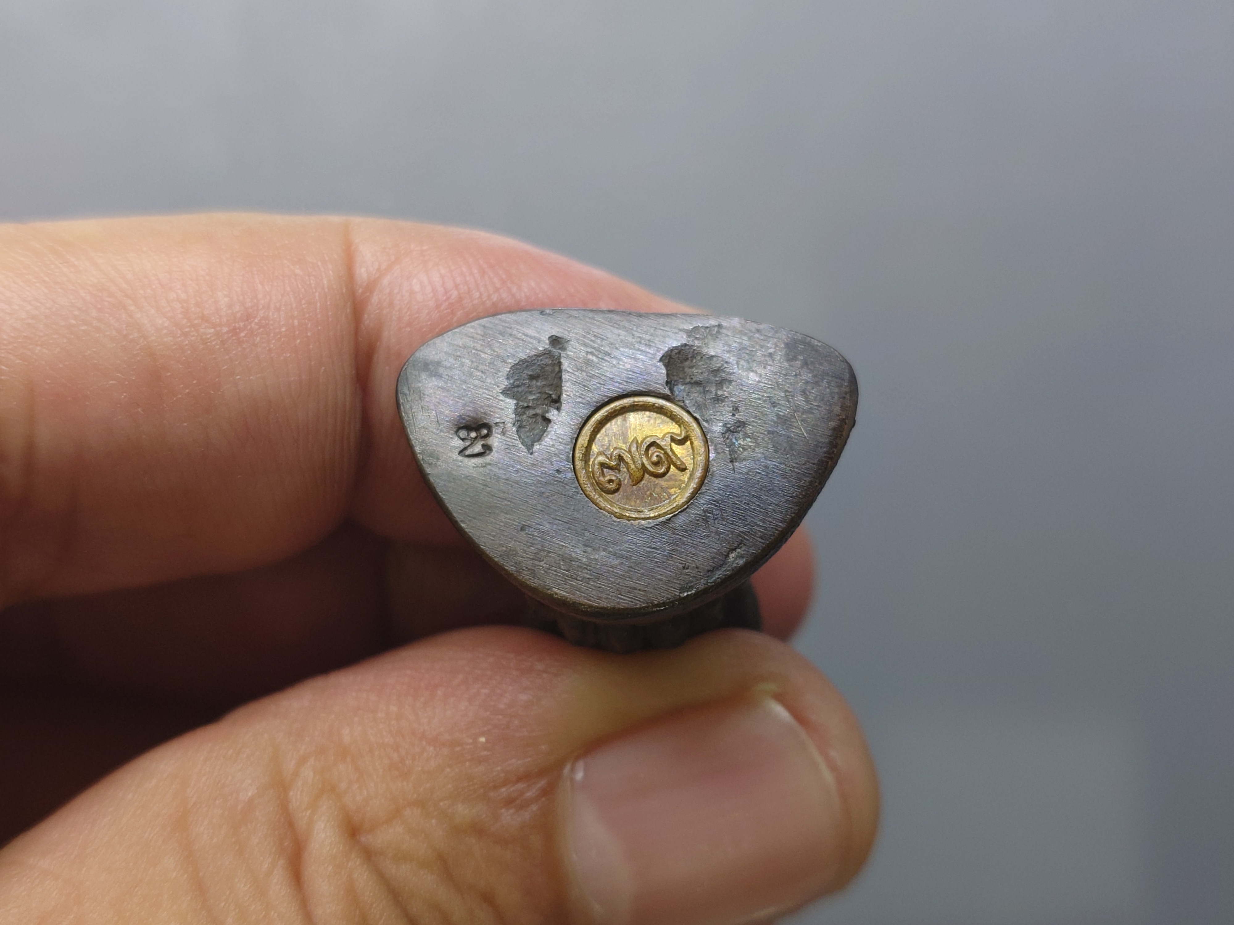 พระกริ่ง สมเด็จย่า สว.๗๙ (รุ่นพิเศษ) เนื้อนวะโลหะ หลวงปู่โต๊ะ หลวงปู่แหวน ปลุกเสก มิตรมวลชน จัดสร้าง ปี2522 พร้อมตลับเดิม