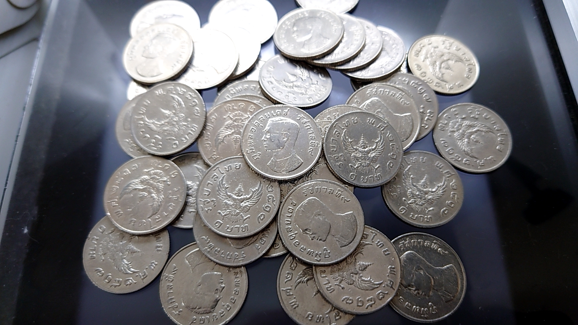 เหรียญ 1 บาท หลังครุฑ ปี 2517 สวยมีขาแว่น ผ่านใช้ ผ้านล้าง