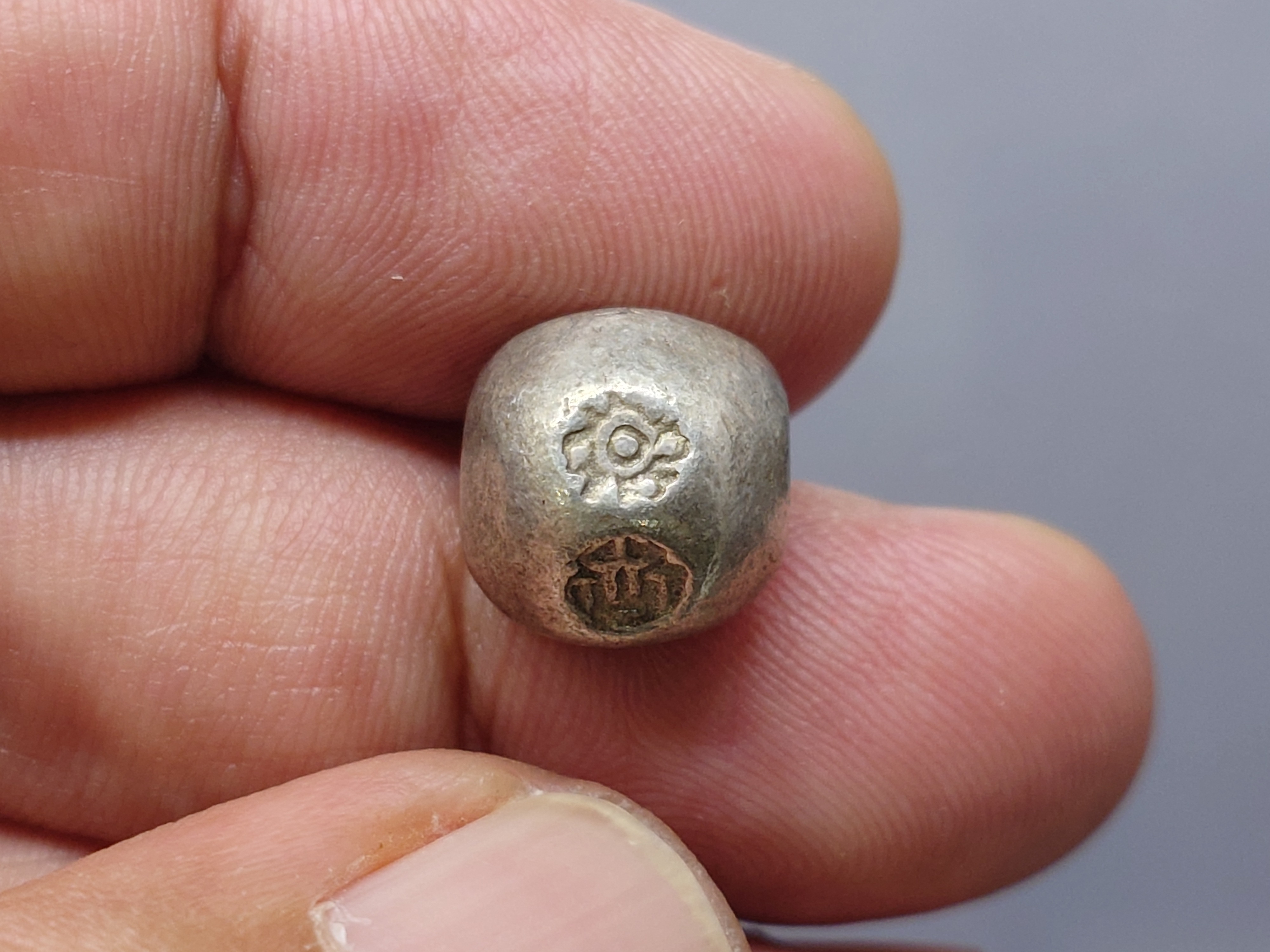 พดด้วง ขนาด 2 สลึง ตราพระแสงจักร - ปราสาท สมัยรัชกาลที่3 ปี2367 ขนาดหายาก สภาพสวย