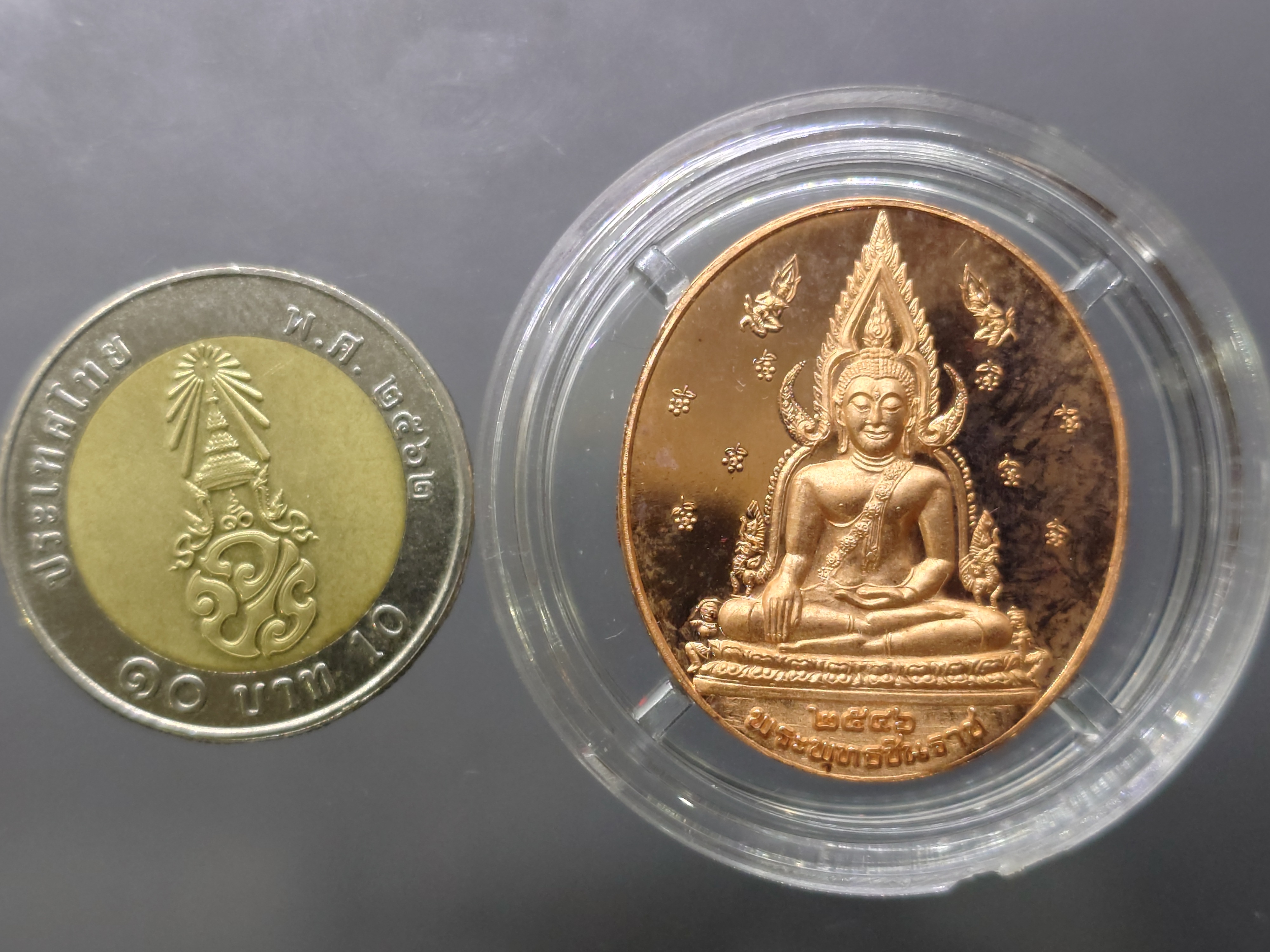 พระพุทธชินราช หลังพระนามาภิไธย สธ 48 พรรษา พระเทพฯ เนื้อทองแดงขัดเงา พิมพ์ใหญ่ ขนาด 3 เซน พ.ศ.2546 พร้อมกล่องเดิม