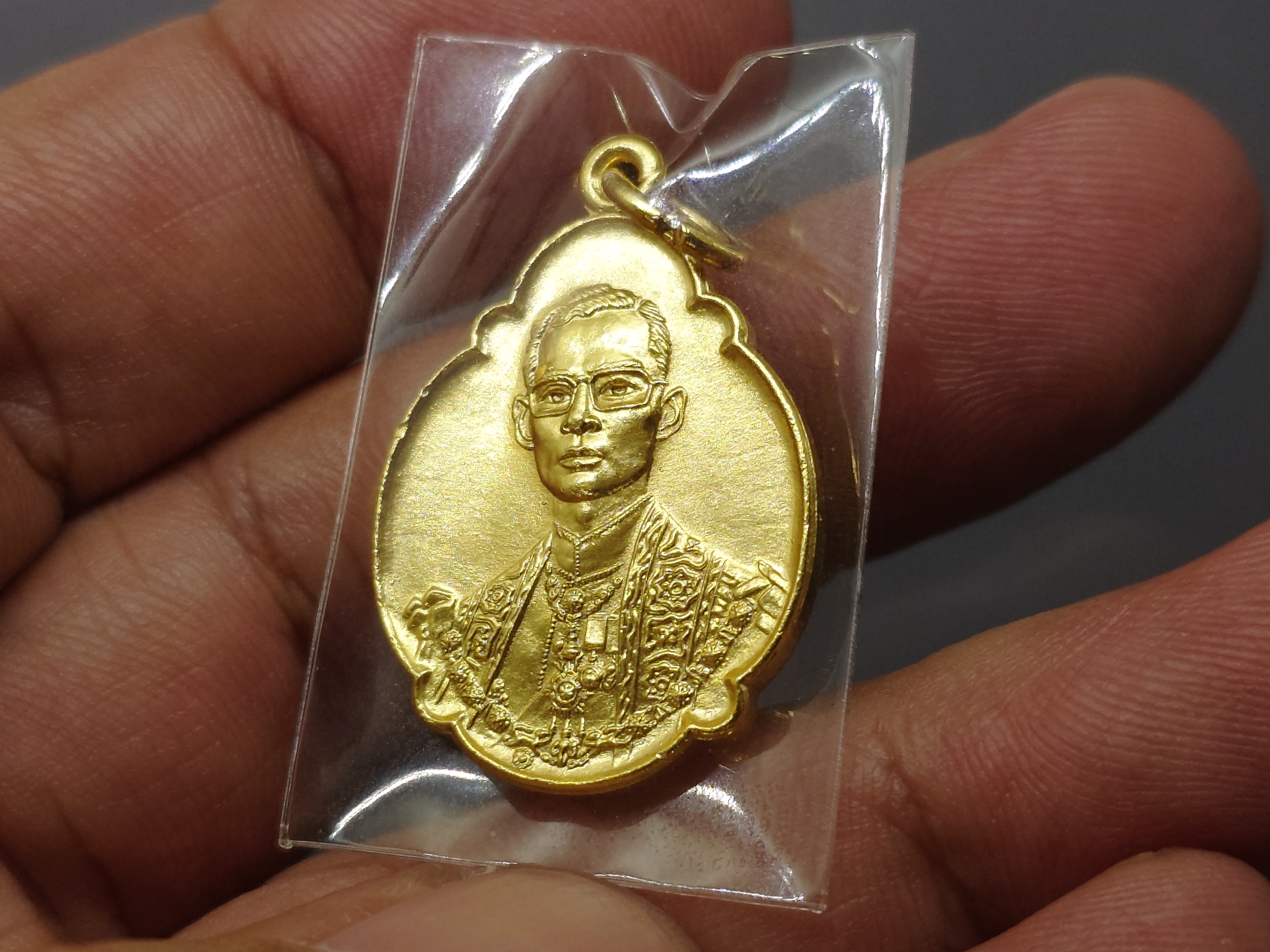 เหรียญที่ระลึกพระบรมราชสมภพ 4 รอบ รัชกาลที่9 บล็อกเกษา 3 เส้น เนื้อกะไหล่ทอง ปี2518 ไม่ผ่านใช้ สภาพสวย