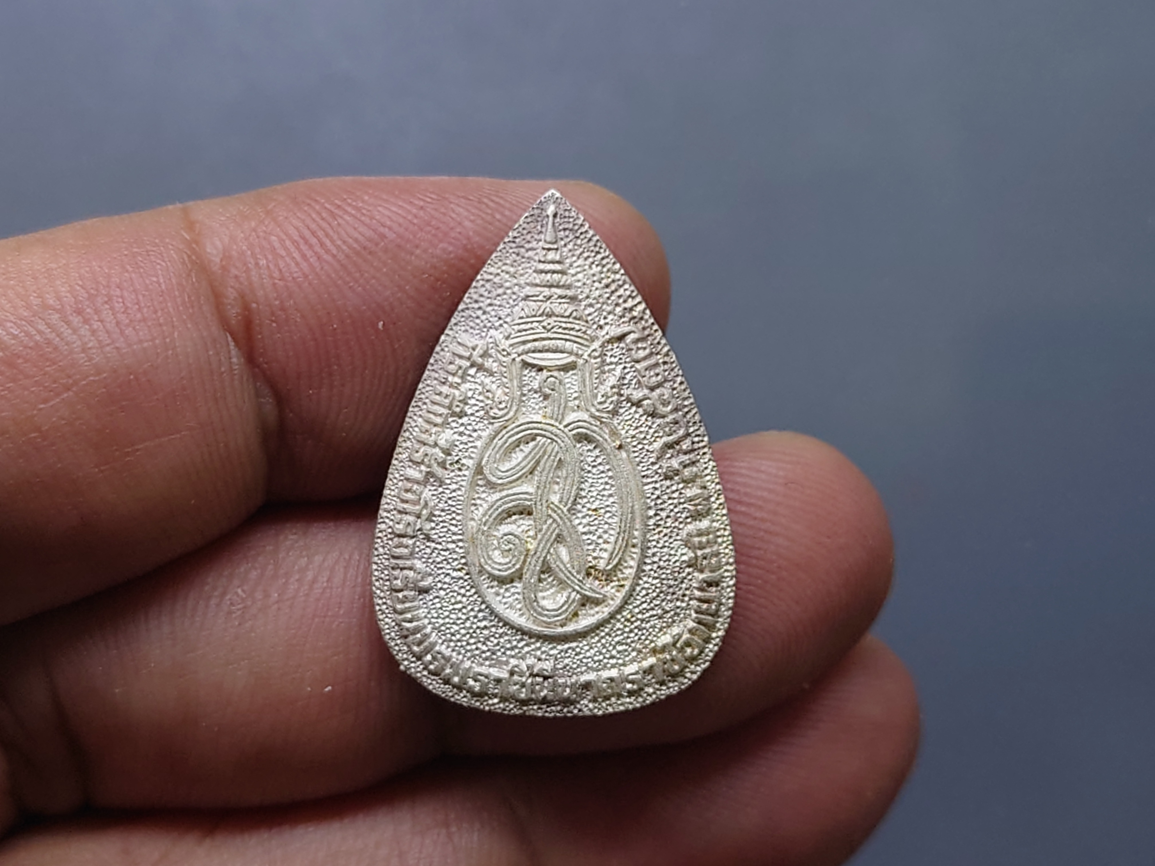 พระแก้วมรกต หลังพระนามาภิไธย ส.ก.รุ่นเฉลิมพระเกียรติ 60 พรรษา มหาราชินี (เนื้อเงิน-นวะ) พุทธาภิเษก ณ วัดบวรนิเวศวิหาร พ.ศ.2537 พร้อมกล่องเดิม