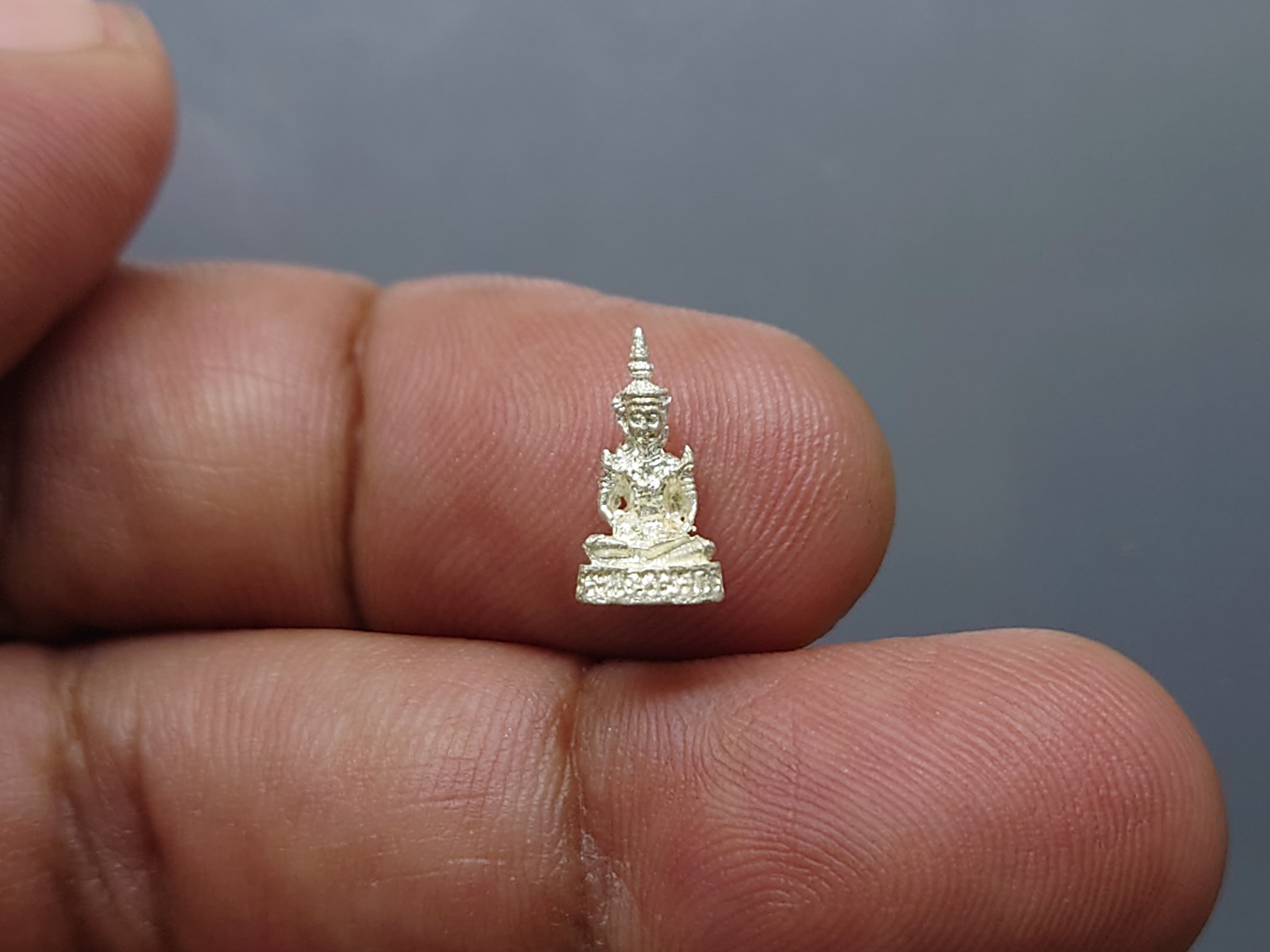 พระแก้วมรกต ทรงฤดูร้อน รุ่นเทอดพระเกียรติ เนื้อเงิน พิมพ์จิ๋ว สูง 1.1 ซ.ม.มหาพุทธาภิเษก ณ วัดพระศรีรัตนศาสดาราม (วัดพระแก้ว) ปี2540 พร้อมตลับเดิม