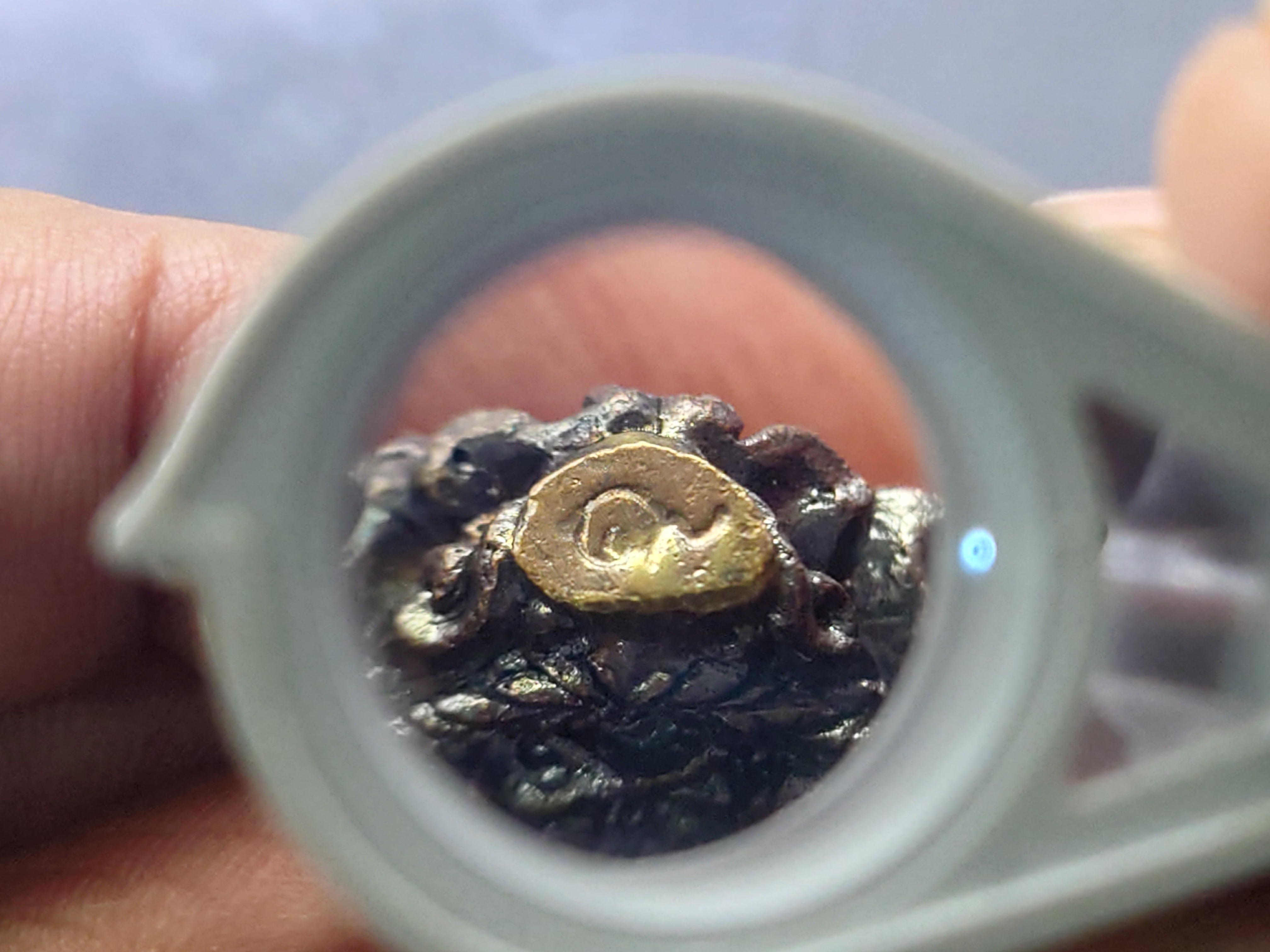 เหรียญในหลวงทรงผนวช เหรียญหล่อฉีด เนื้อนวะ พิมพ์หยดน้ำ สร้างโดยกองพลที่ 1 รักษาพระองค์ หลวงปู่โต๊ะ หลวงปู่ทิม ร่วมปลุกเสก ปี 2517