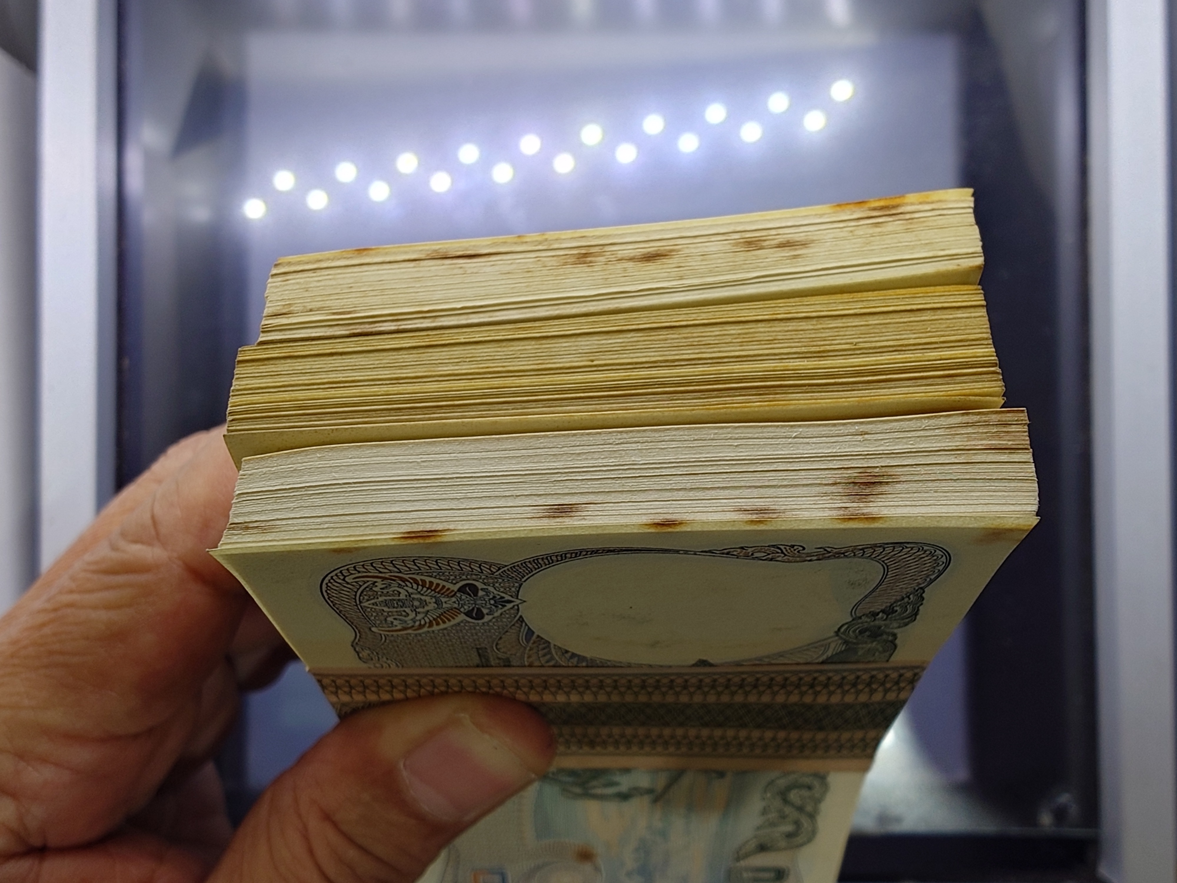 ธนบัตร 20 บาท แบบ 12 ยกแหนบ 100 ใบ เลขเรียง ไม่ผ่านใช้ ติดเหลือง